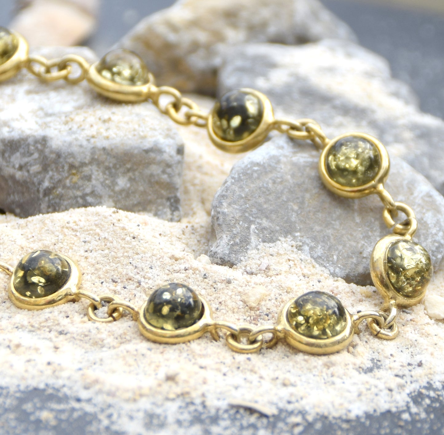 Luminoso bracciale in stile essenziale con Ambra naturale color verde e Argento 925 placcato in Oro 18k, MJ Baltica, BZB069