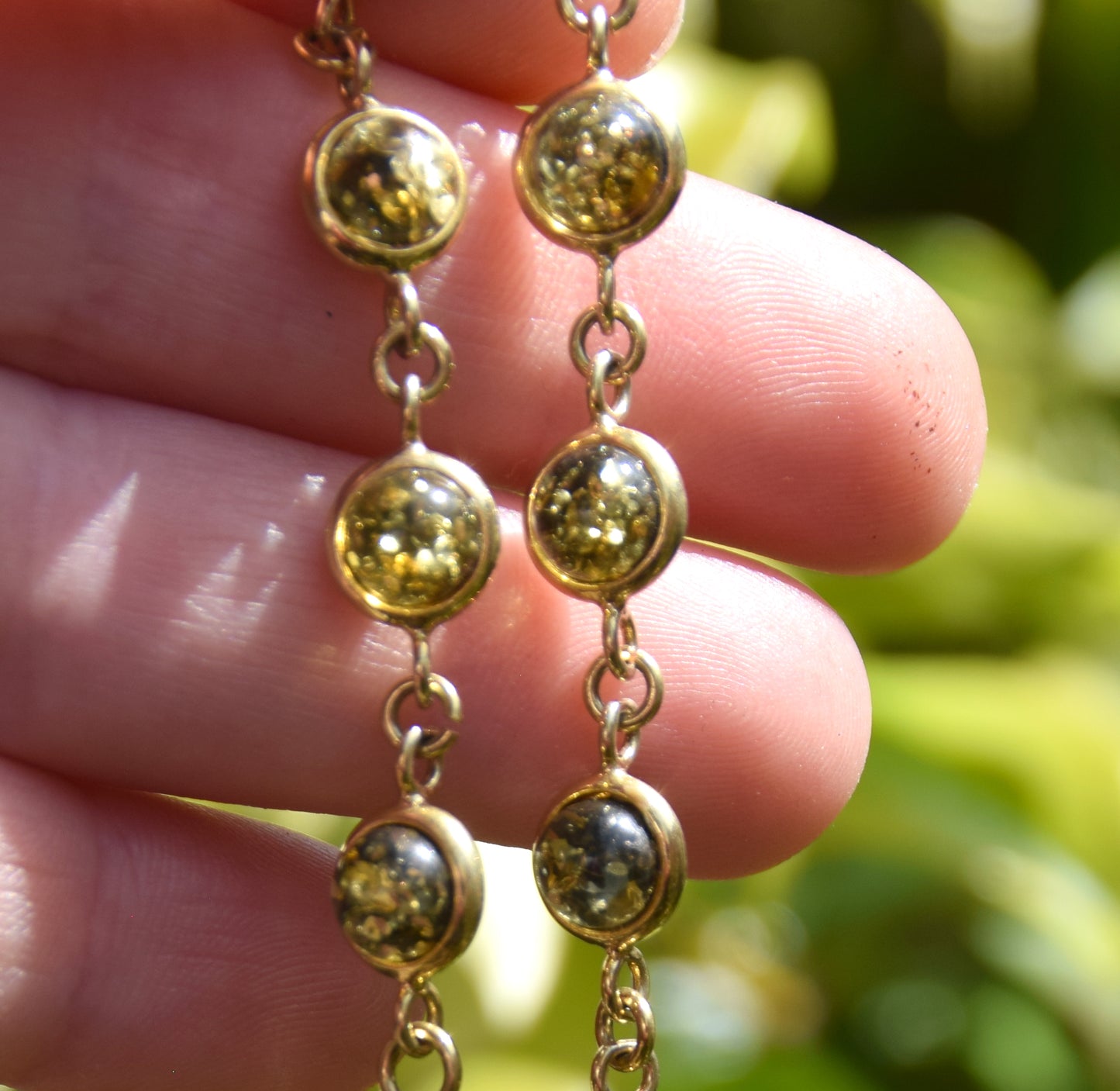 Luminoso bracciale in stile essenziale con Ambra naturale color verde e Argento 925 placcato in Oro 18k, MJ Baltica, BZB069