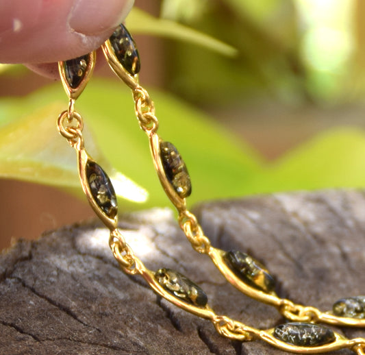 Delicato bracciale in stile essenziale con Ambra naturale color verde e Argento 925 placcato in Oro 18k, MJ Baltica, BZB072