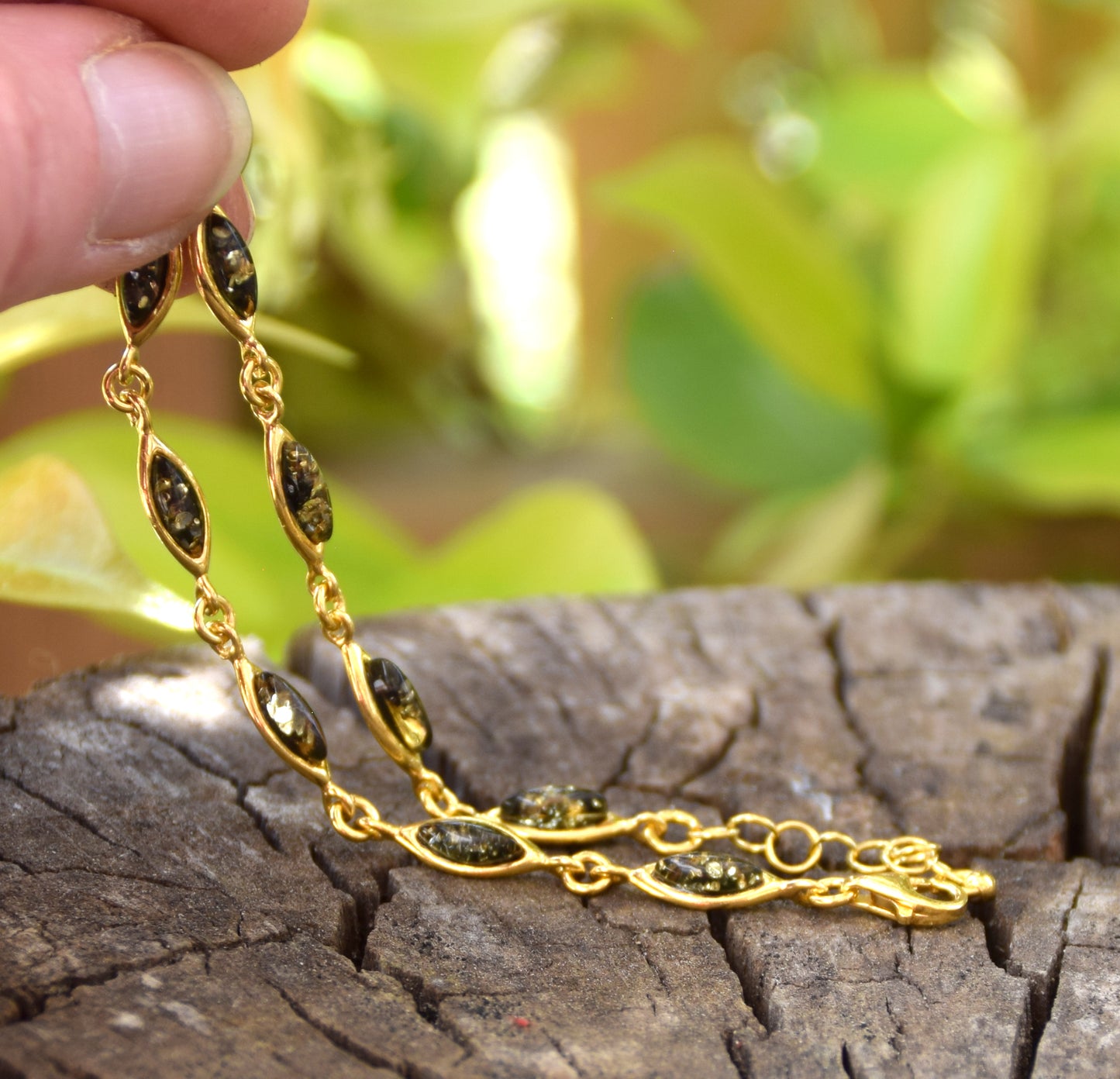 Delicato bracciale in stile essenziale con Ambra naturale color verde e Argento 925 placcato in Oro 18k, MJ Baltica, BZB072