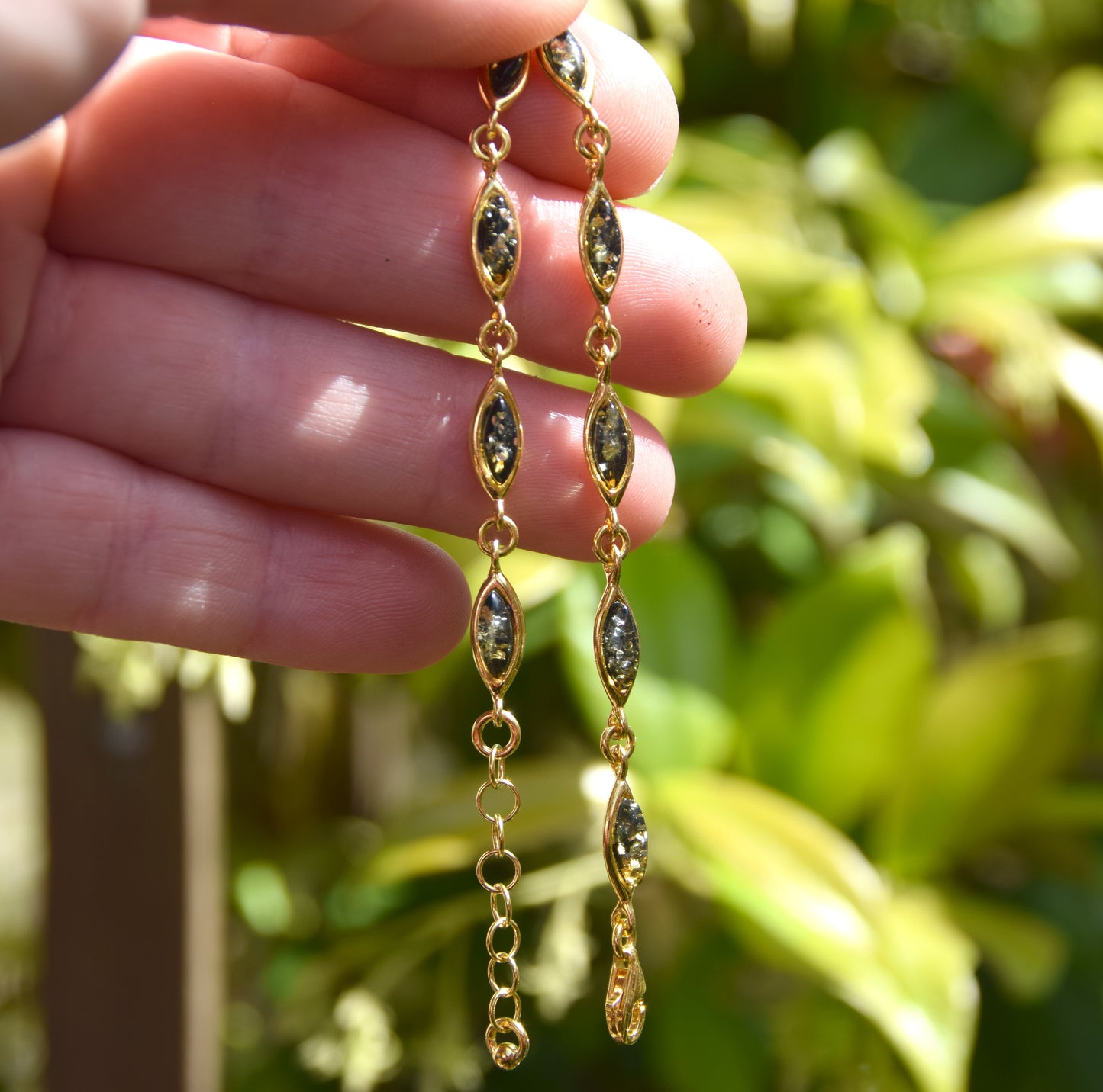 Delicato bracciale in stile essenziale con Ambra naturale color verde e Argento 925 placcato in Oro 18k, MJ Baltica, BZB072
