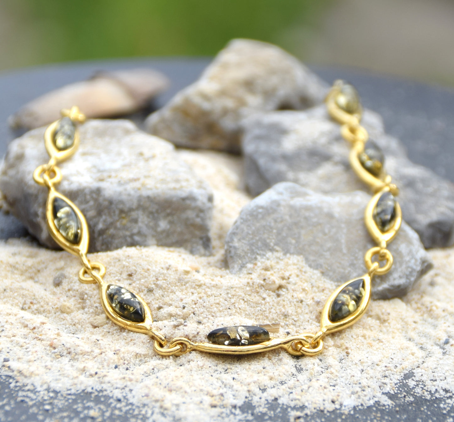 Delicato bracciale in stile essenziale con Ambra naturale color verde e Argento 925 placcato in Oro 18k, MJ Baltica, BZB072