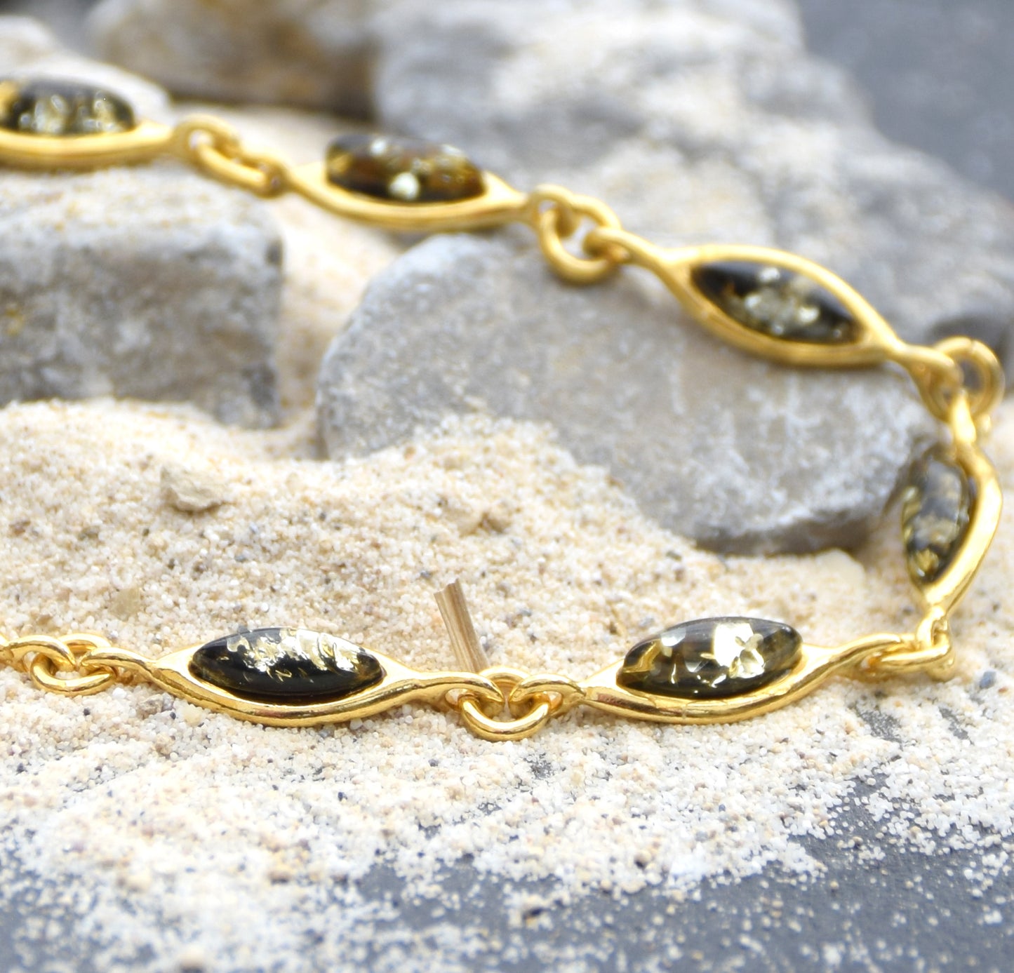 Delicato bracciale in stile essenziale con Ambra naturale color verde e Argento 925 placcato in Oro 18k, MJ Baltica, BZB072
