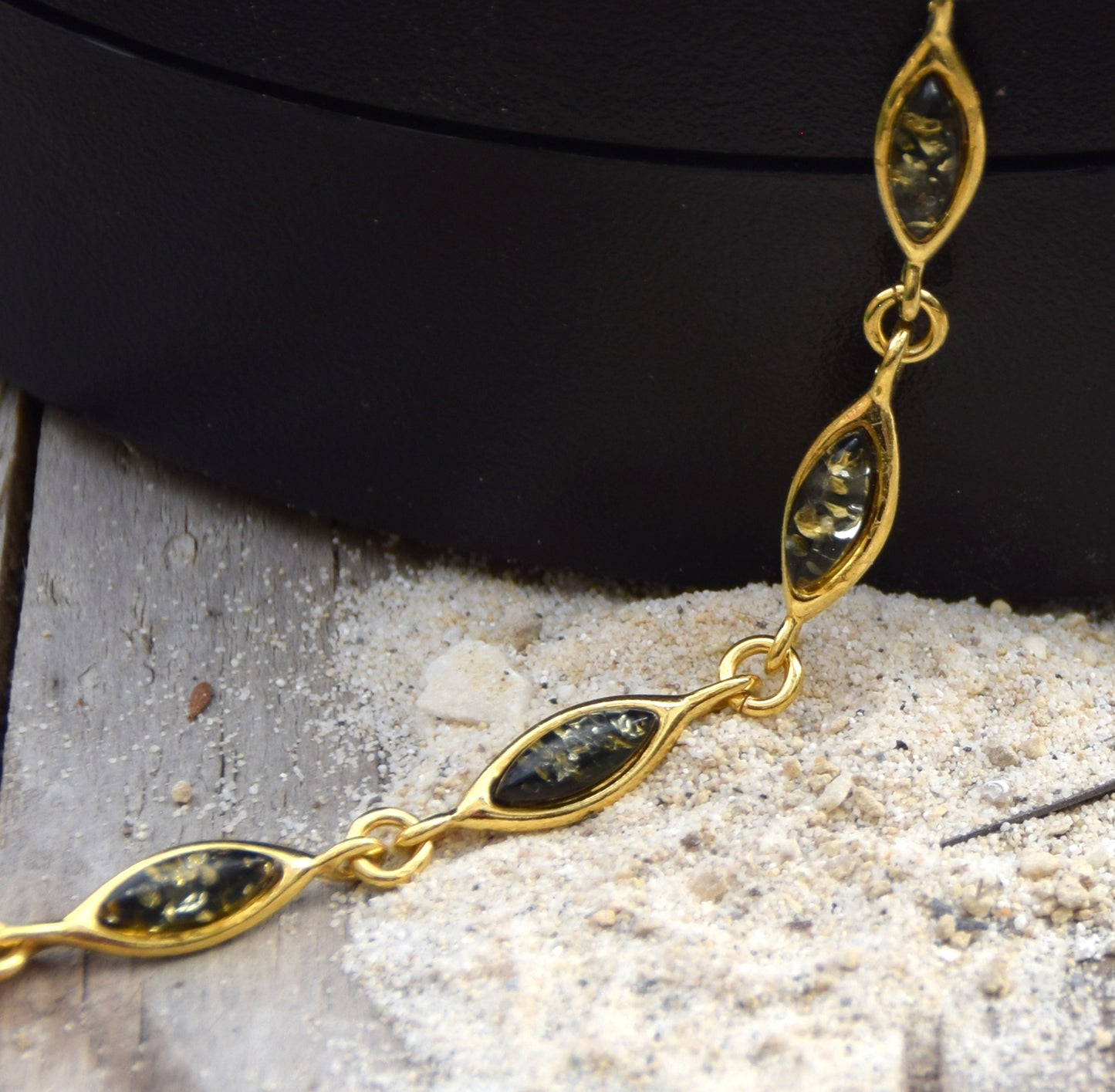Delicato bracciale in stile essenziale con Ambra naturale color verde e Argento 925 placcato in Oro 18k, MJ Baltica, BZB072