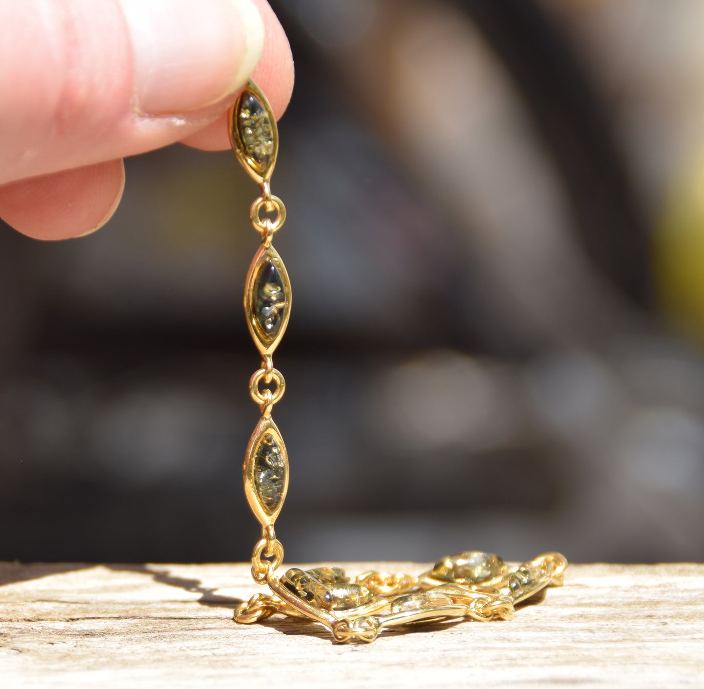 Delicato bracciale in stile essenziale con Ambra naturale color verde e Argento 925 placcato in Oro 18k, MJ Baltica, BZB072