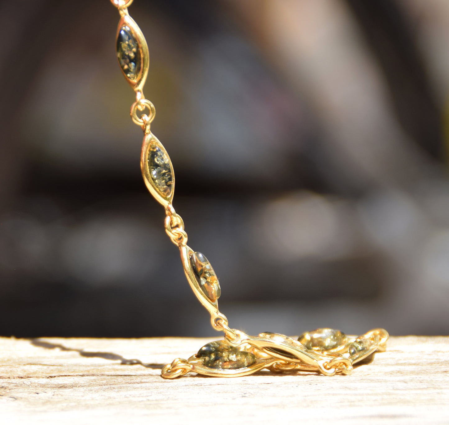 Delicato bracciale in stile essenziale con Ambra naturale color verde e Argento 925 placcato in Oro 18k, MJ Baltica, BZB072