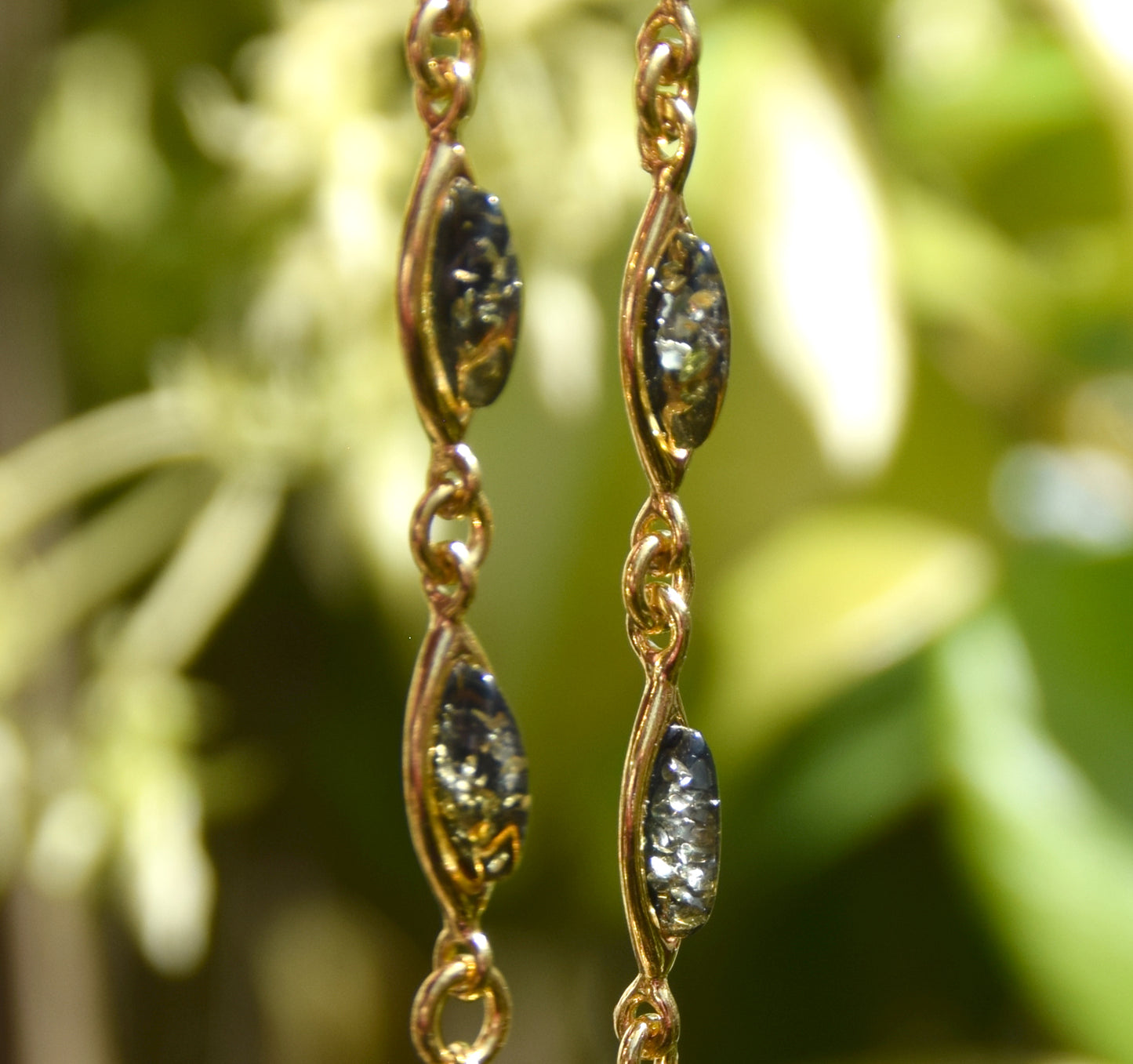 Delicato bracciale in stile essenziale con Ambra naturale color verde e Argento 925 placcato in Oro 18k, MJ Baltica, BZB072