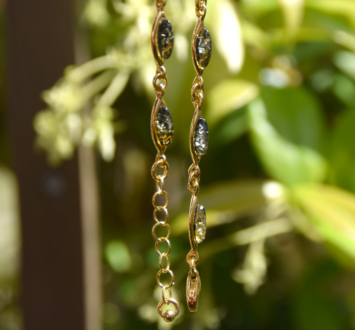 Delicato bracciale in stile essenziale con Ambra naturale color verde e Argento 925 placcato in Oro 18k, MJ Baltica, BZB072
