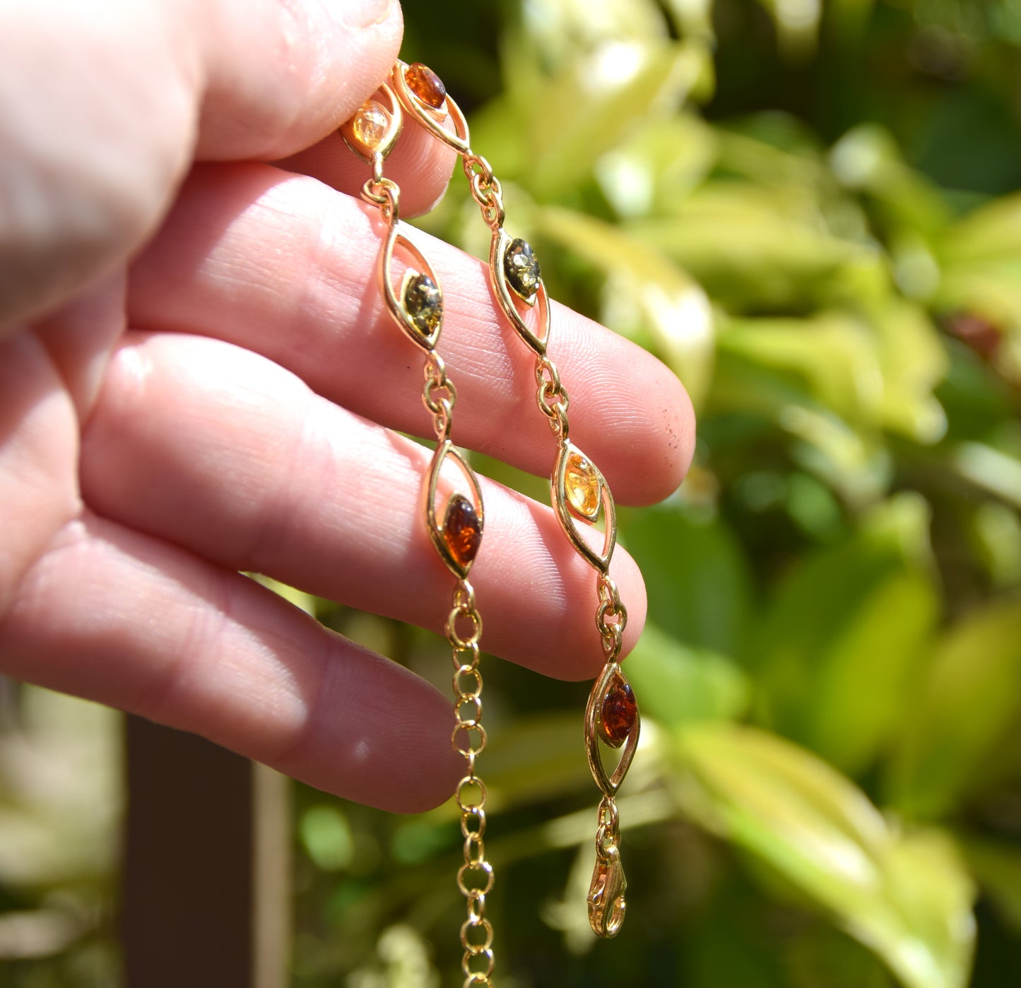 Elegante bracciale in Ambra naturale di varie tonalità in Argento placcato in Oro 18k, MJ Baltica, BZB073