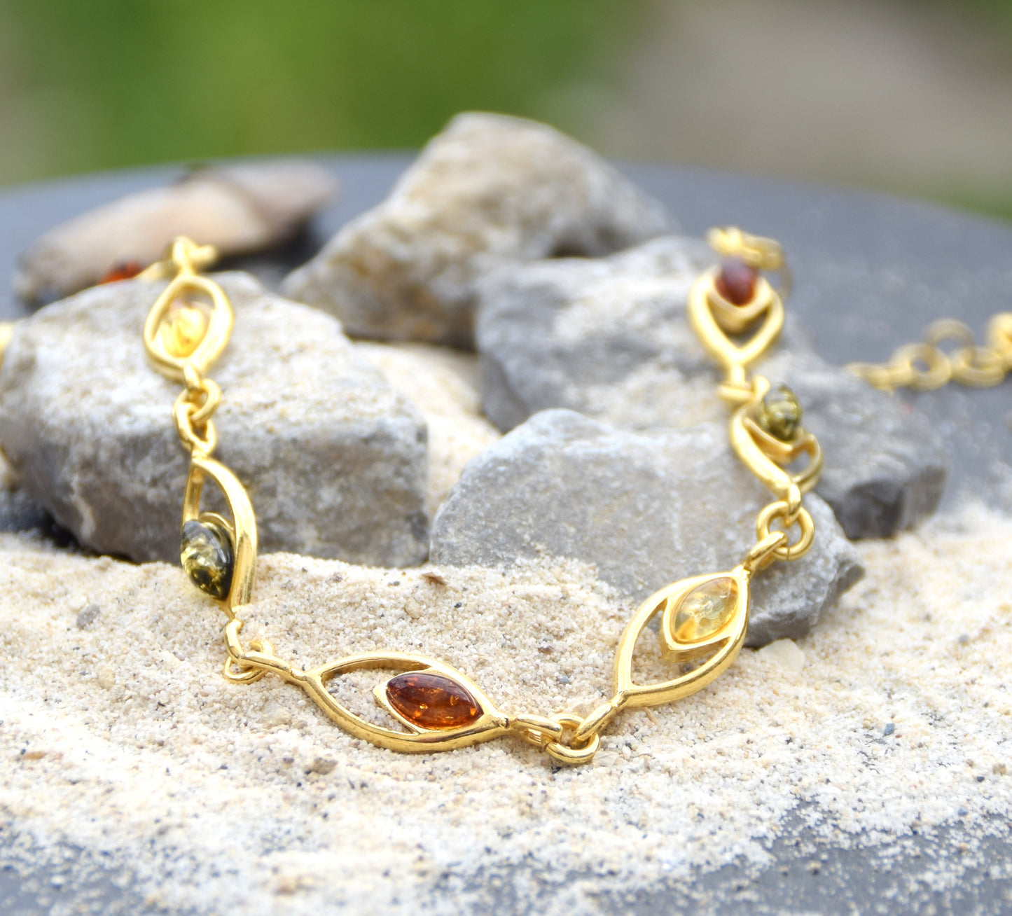 Elegante bracciale in Ambra naturale di varie tonalità in Argento placcato in Oro 18k, MJ Baltica, BZB073