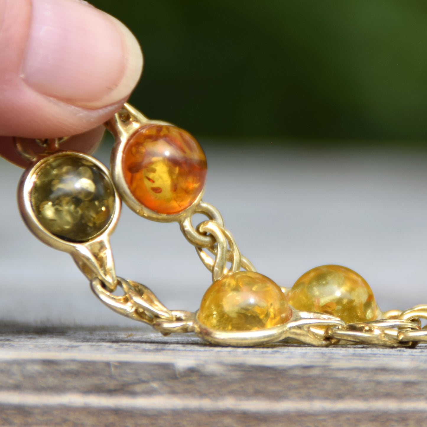 Elegante bracciale con Ambra naturale di varie tonalità e Argento 925 placcato in Oro 18k, MJ Baltica, BZB076