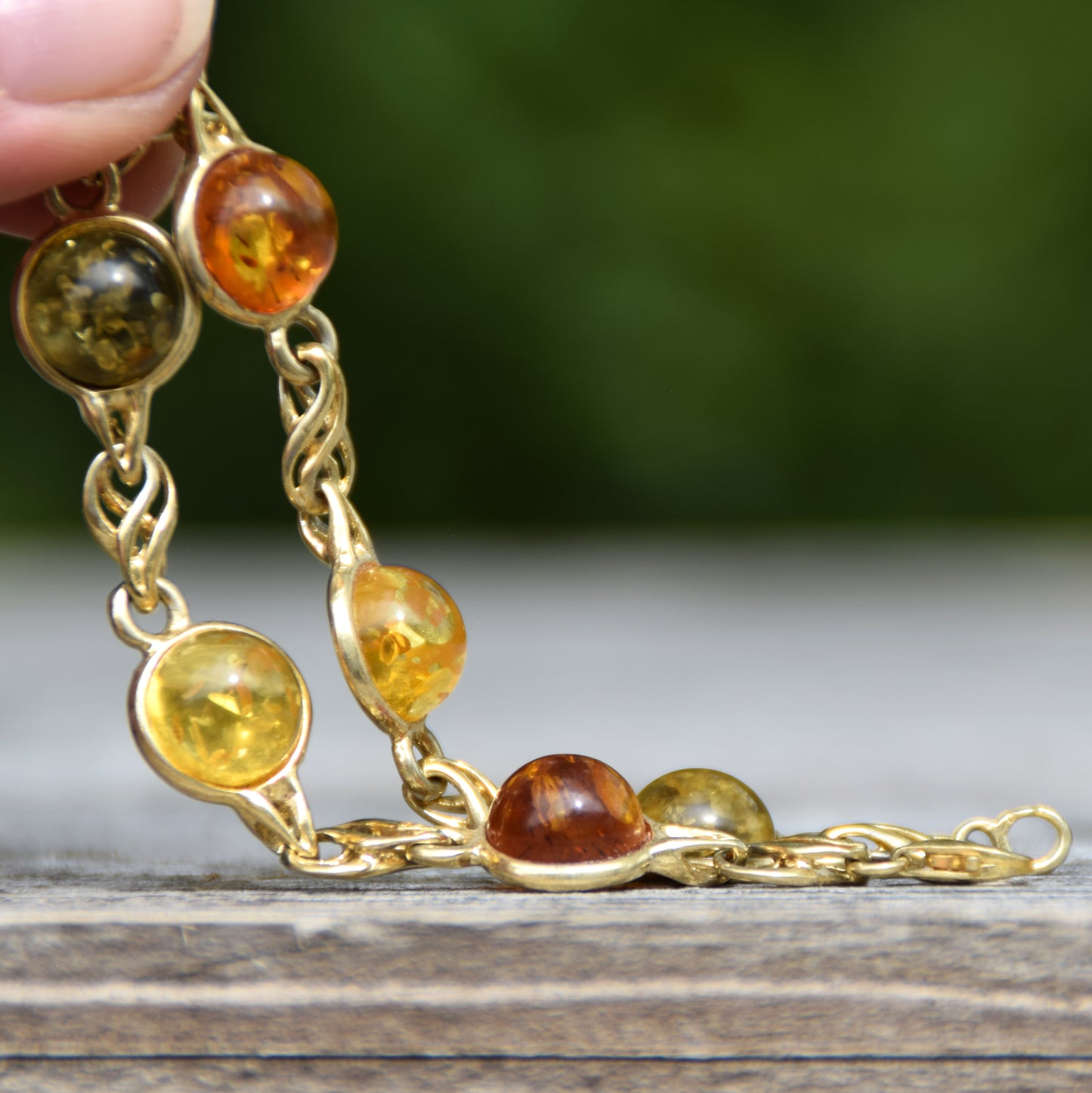 Elegante bracciale con Ambra naturale di varie tonalità e Argento 925 placcato in Oro 18k, MJ Baltica, BZB076