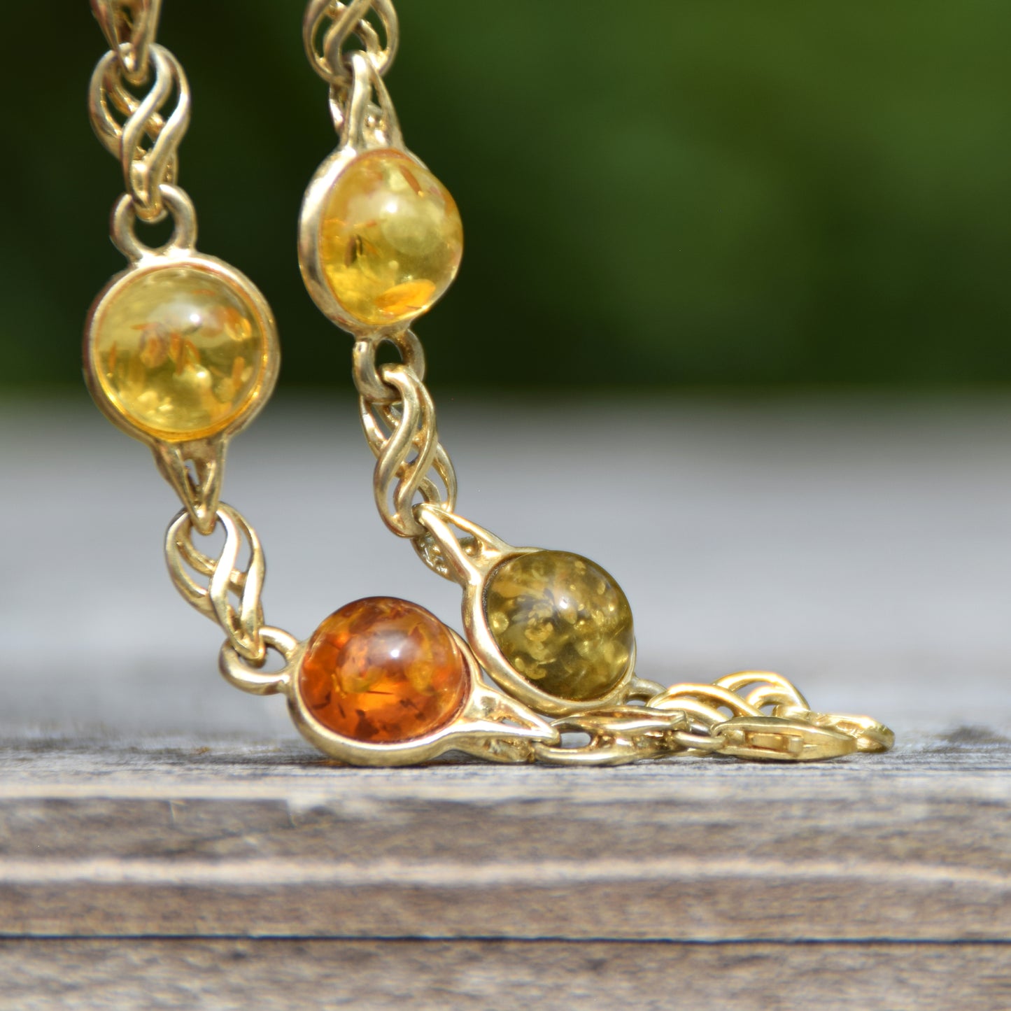 Elegante bracciale con Ambra naturale di varie tonalità e Argento 925 placcato in Oro 18k, MJ Baltica, BZB076