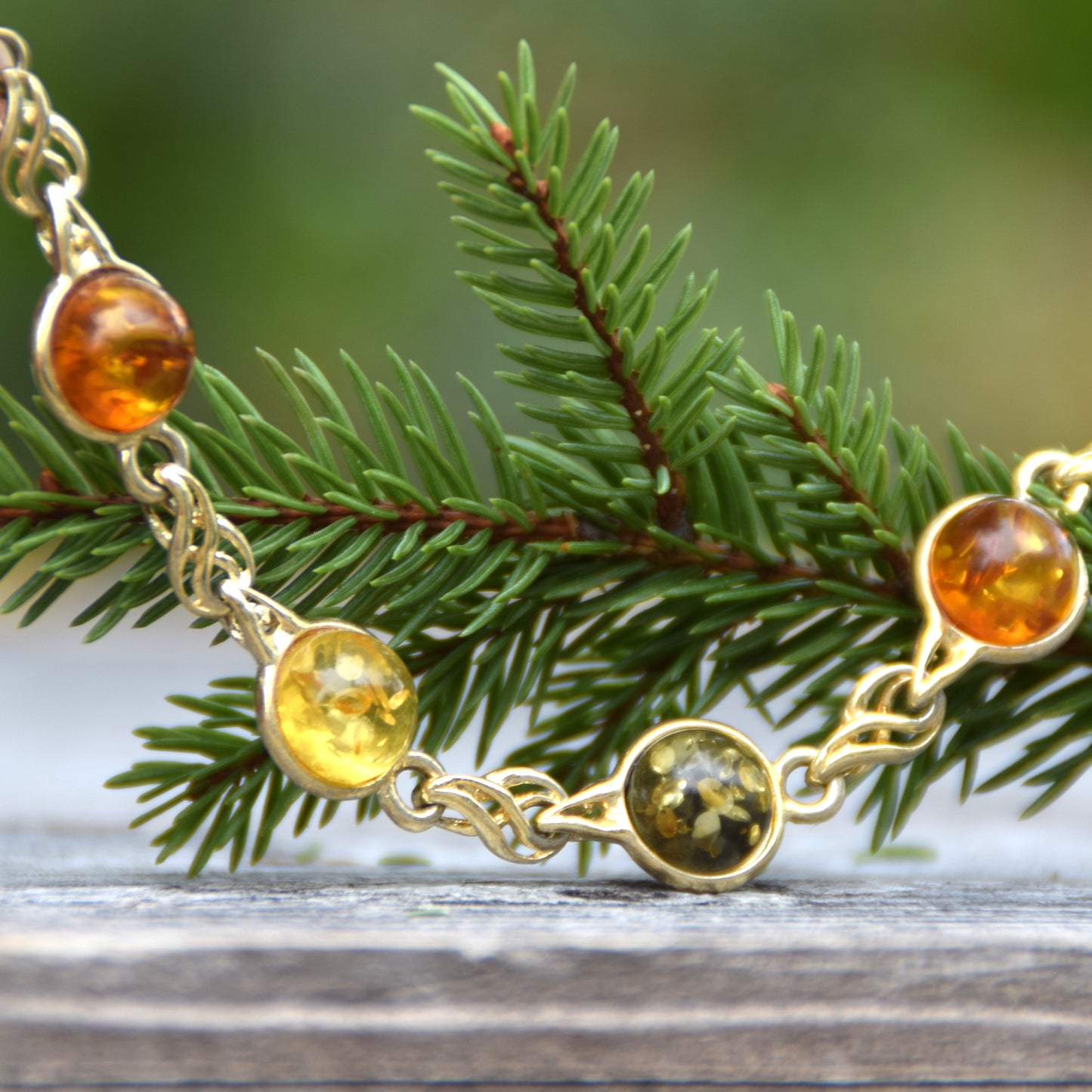 Elegante bracciale con Ambra naturale di varie tonalità e Argento 925 placcato in Oro 18k, MJ Baltica, BZB076