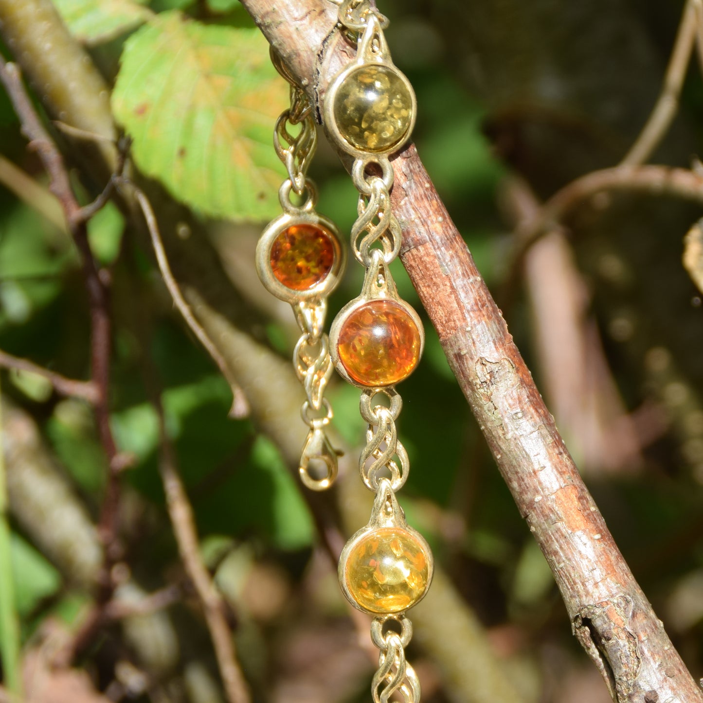 Elegante bracciale con Ambra naturale di varie tonalità e Argento 925 placcato in Oro 18k, MJ Baltica, BZB076