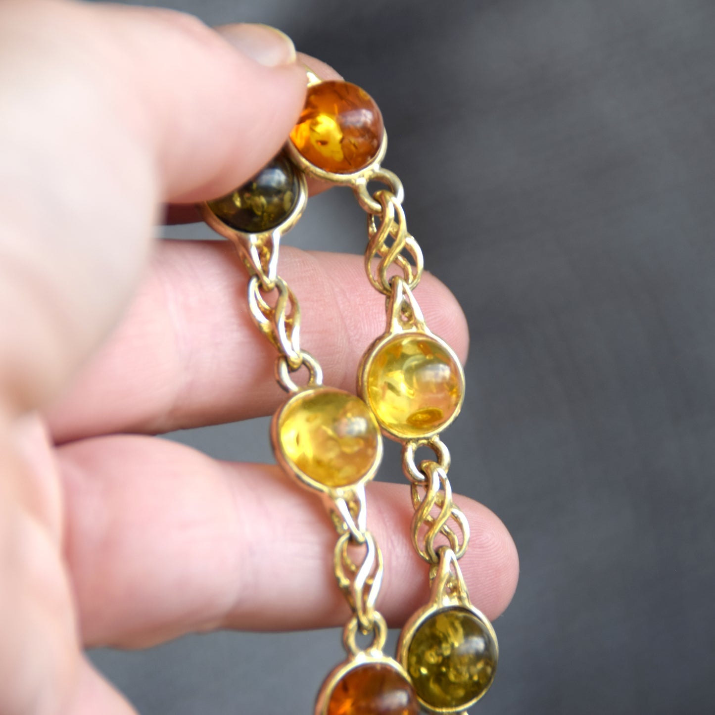 Elegante bracciale con Ambra naturale di varie tonalità e Argento 925 placcato in Oro 18k, MJ Baltica, BZB076
