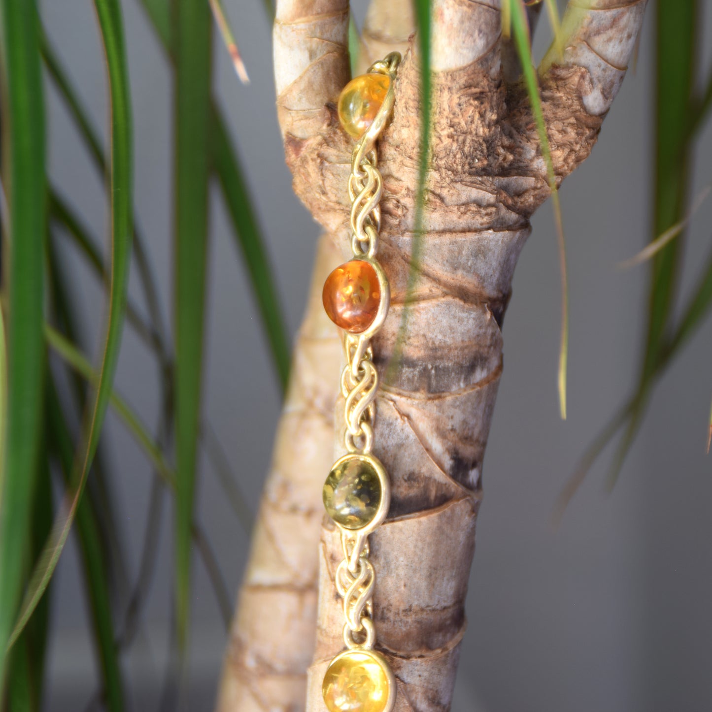 Elegante bracciale con Ambra naturale di varie tonalità e Argento 925 placcato in Oro 18k, MJ Baltica, BZB076