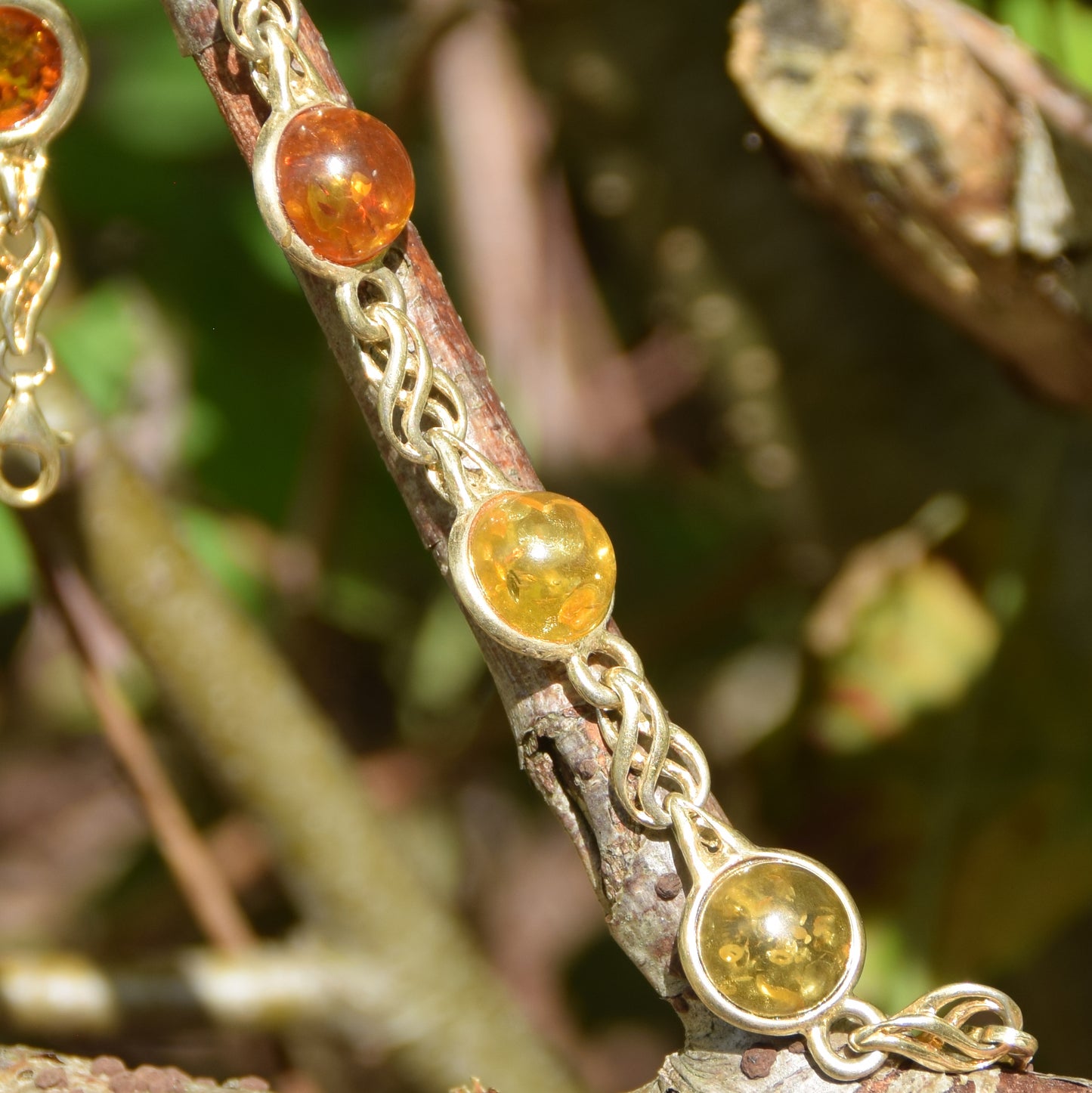 Elegante bracciale con Ambra naturale di varie tonalità e Argento 925 placcato in Oro 18k, MJ Baltica, BZB076