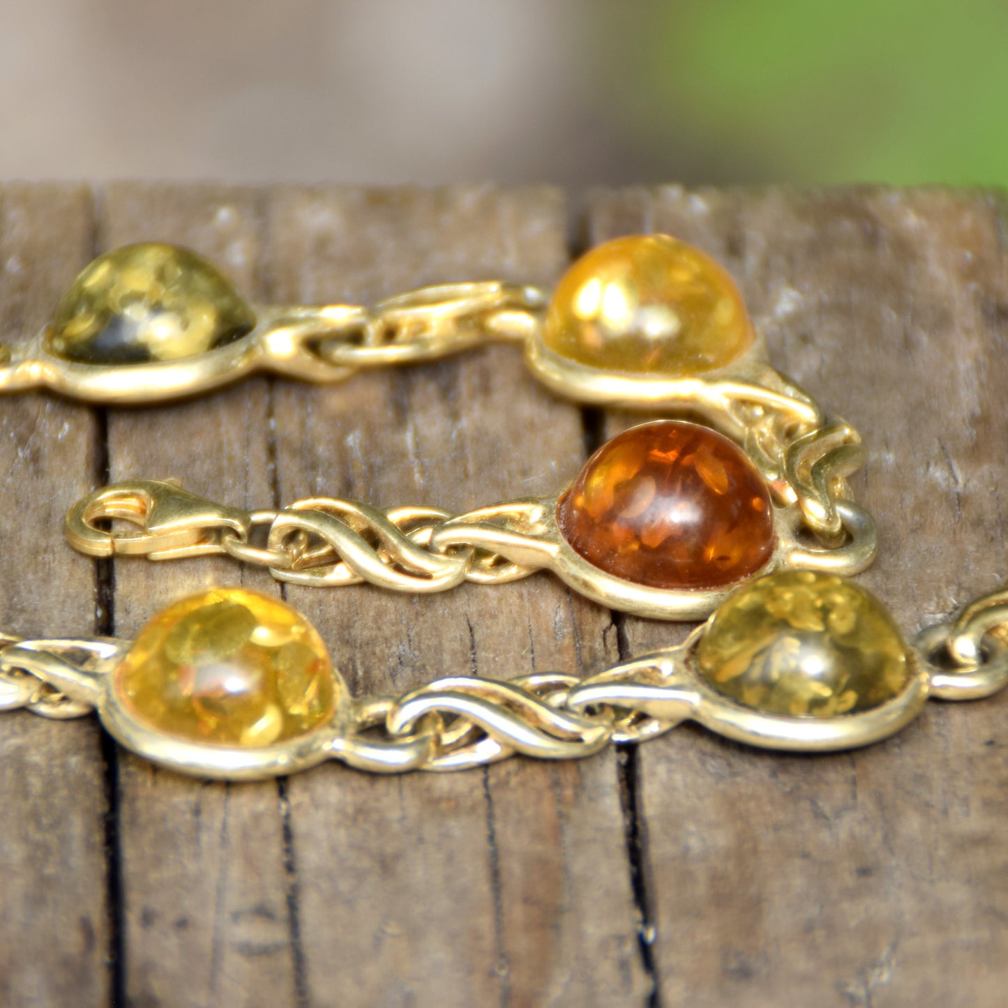 Elegante bracciale con Ambra naturale di varie tonalità e Argento 925 placcato in Oro 18k, MJ Baltica, BZB076
