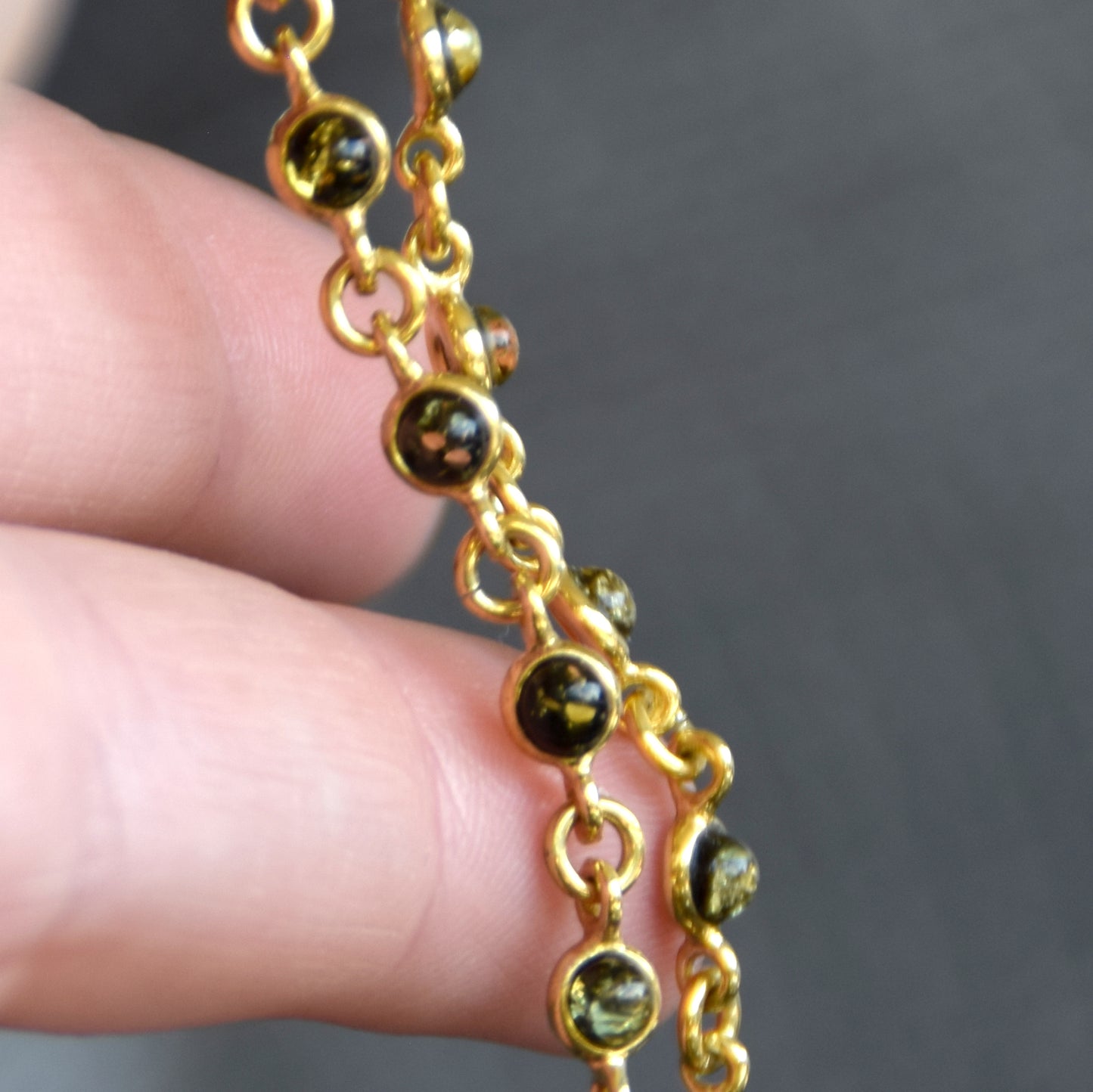 Delicato bracciale in Ambra naturale di color verde in Argento placcato in Oro 18k, MJ Baltica, BZB077