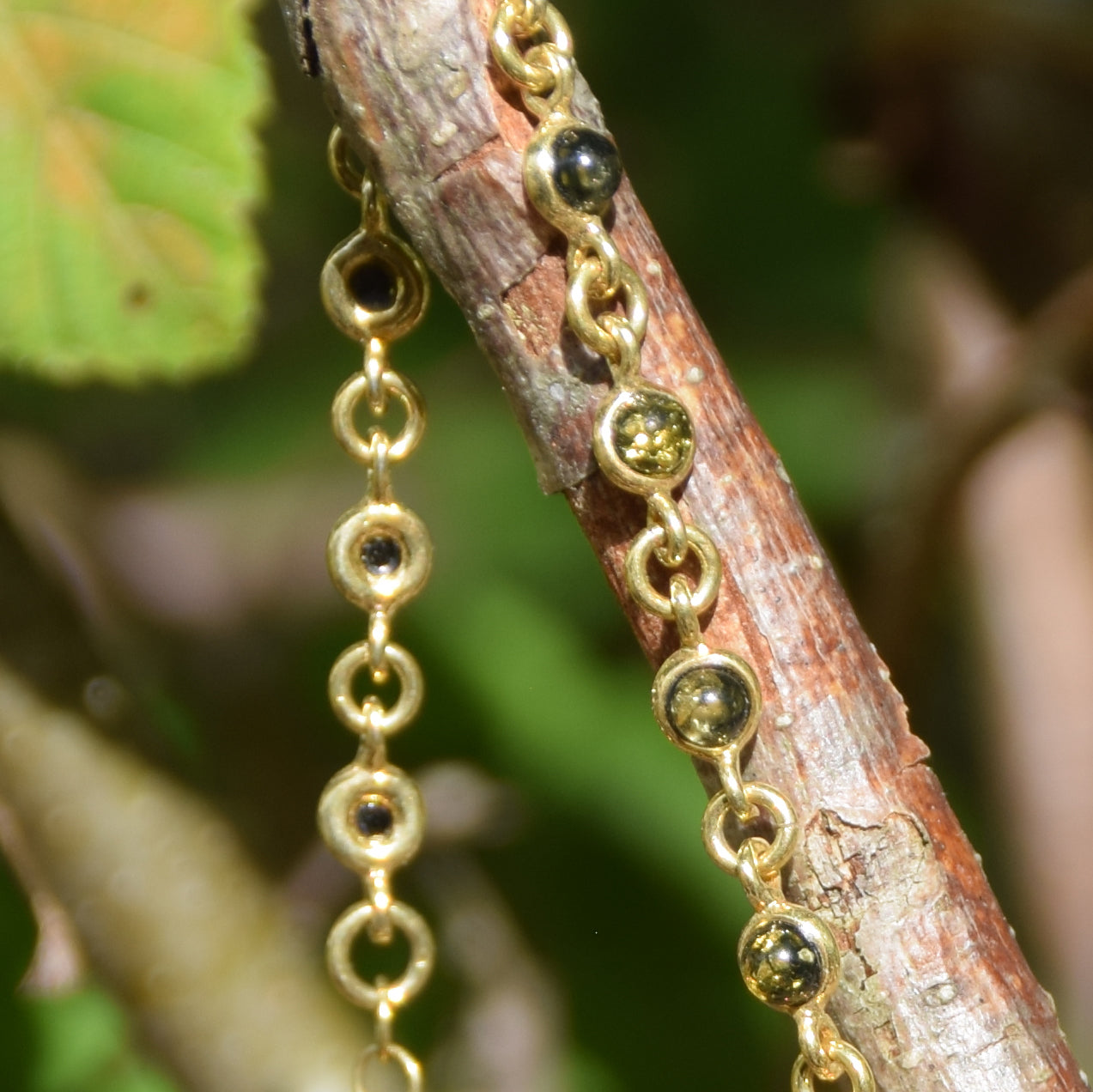 Delicato bracciale in Ambra naturale di color verde in Argento placcato in Oro 18k, MJ Baltica, BZB077