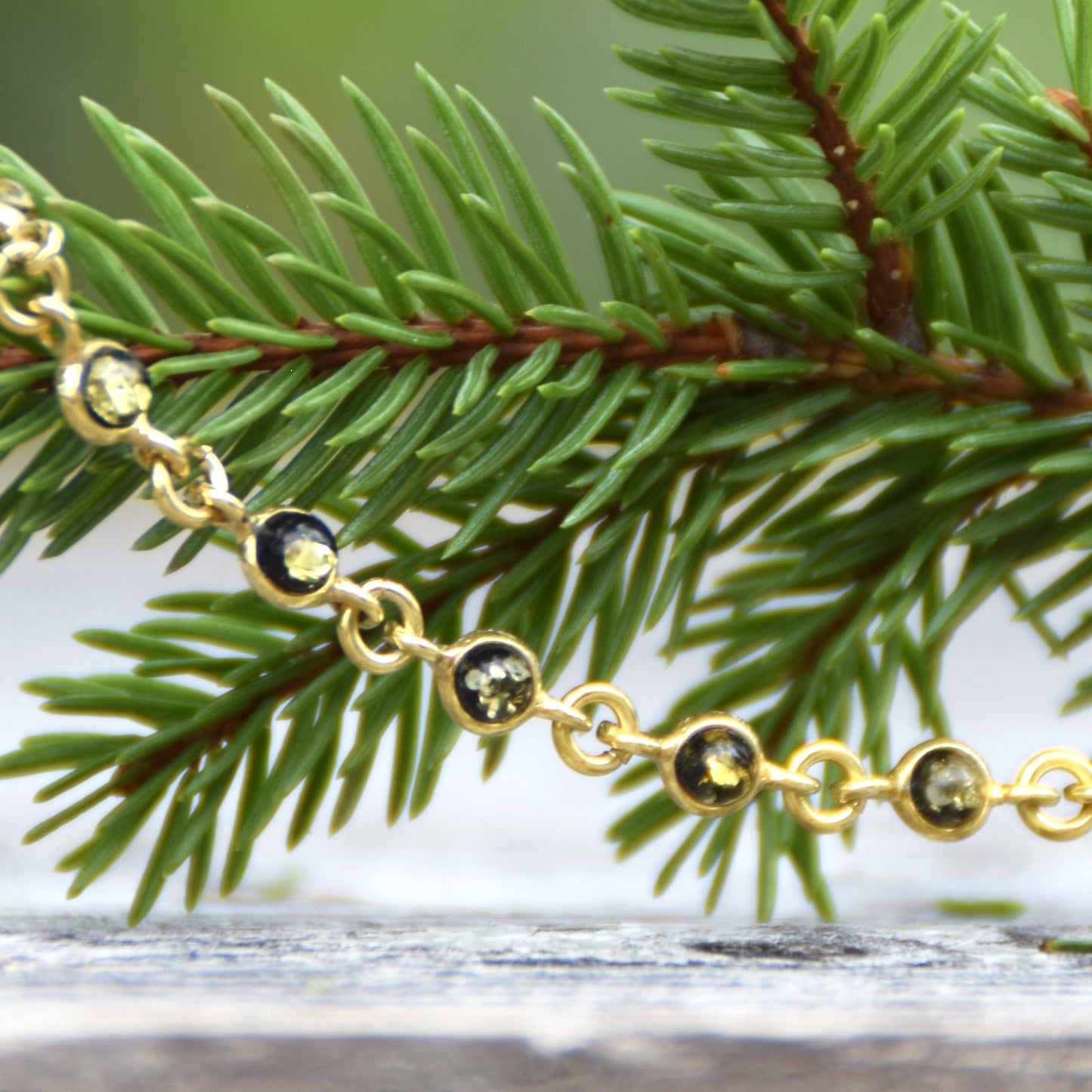 Delicato bracciale in Ambra naturale di color verde in Argento placcato in Oro 18k, MJ Baltica, BZB077