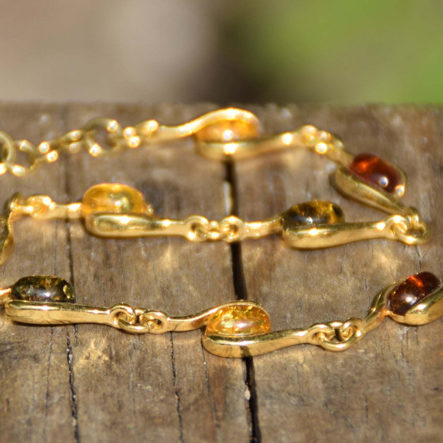 Bracciale lineare con Ambra naturale di varie tonalità e argento 925 placcato in Oro 18k, MJ Baltica, BZB078