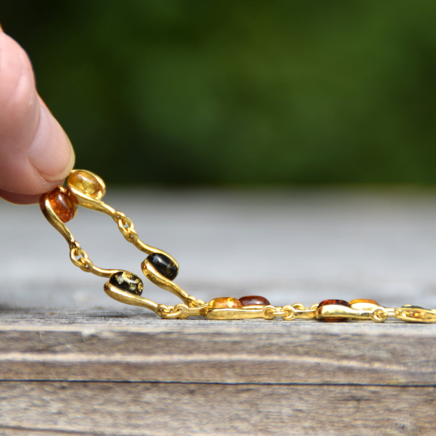 Bracciale lineare con Ambra naturale di varie tonalità e argento 925 placcato in Oro 18k, MJ Baltica, BZB078