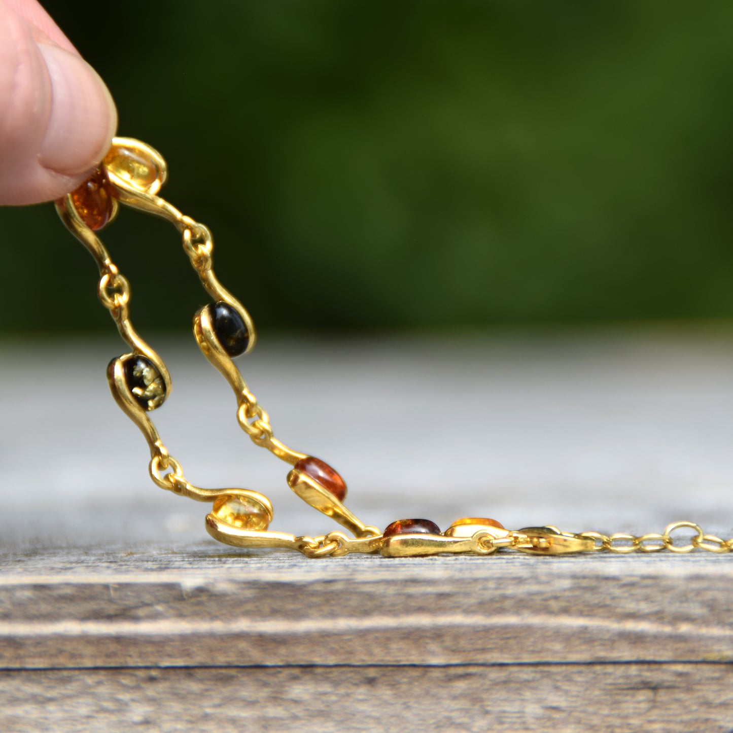 Bracciale lineare con Ambra naturale di varie tonalità e argento 925 placcato in Oro 18k, MJ Baltica, BZB078