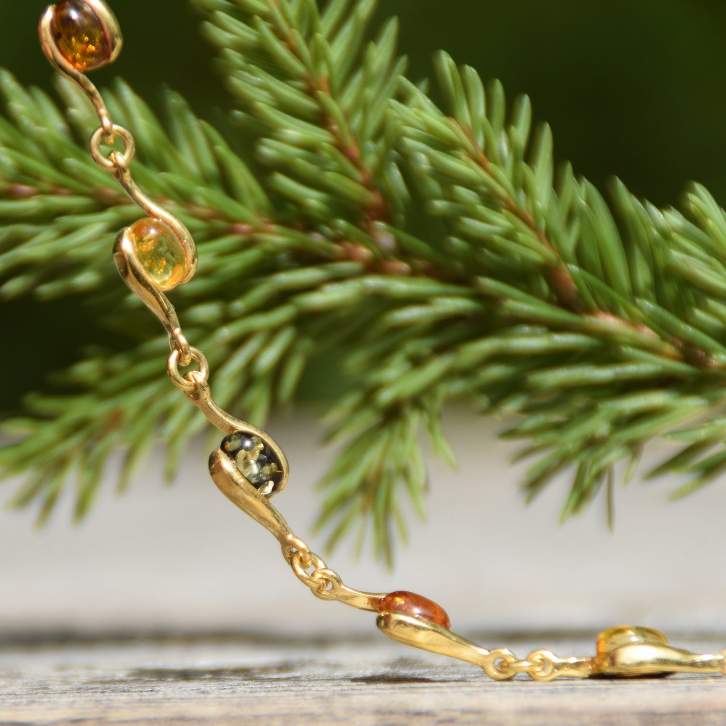 Bracciale lineare con Ambra naturale di varie tonalità e argento 925 placcato in Oro 18k, MJ Baltica, BZB078
