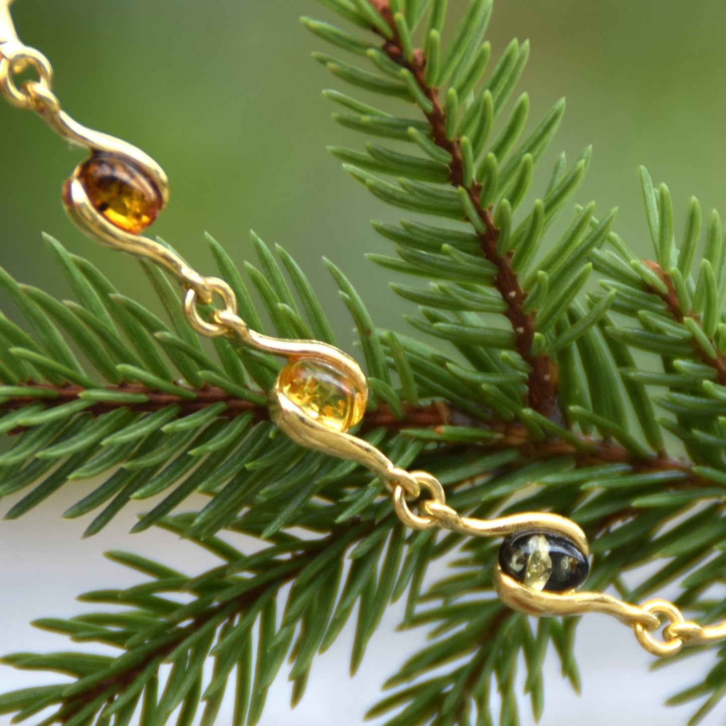 Bracciale lineare con Ambra naturale di varie tonalità e argento 925 placcato in Oro 18k, MJ Baltica, BZB078