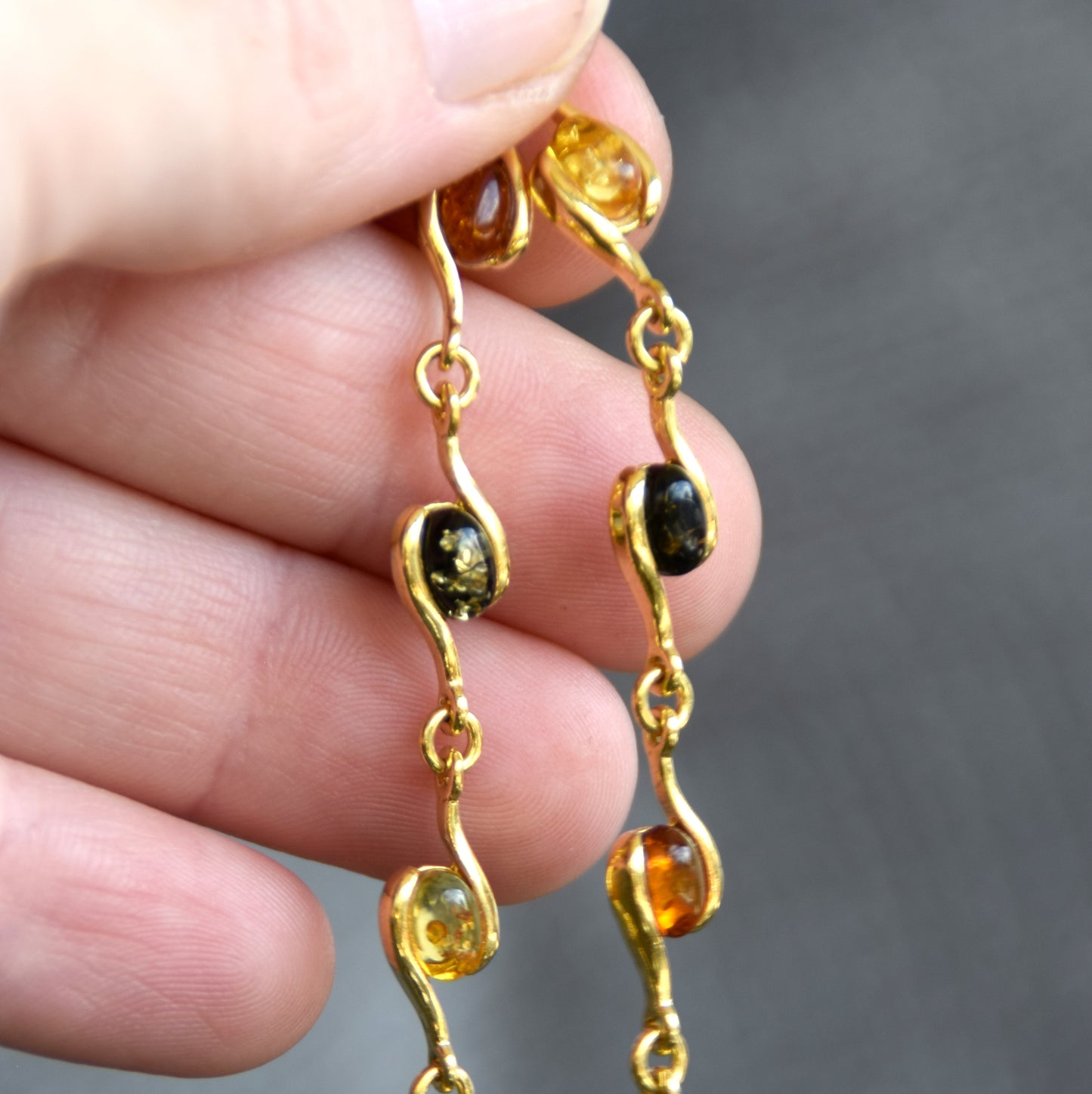 Bracciale lineare con Ambra naturale di varie tonalità e argento 925 placcato in Oro 18k, MJ Baltica, BZB078