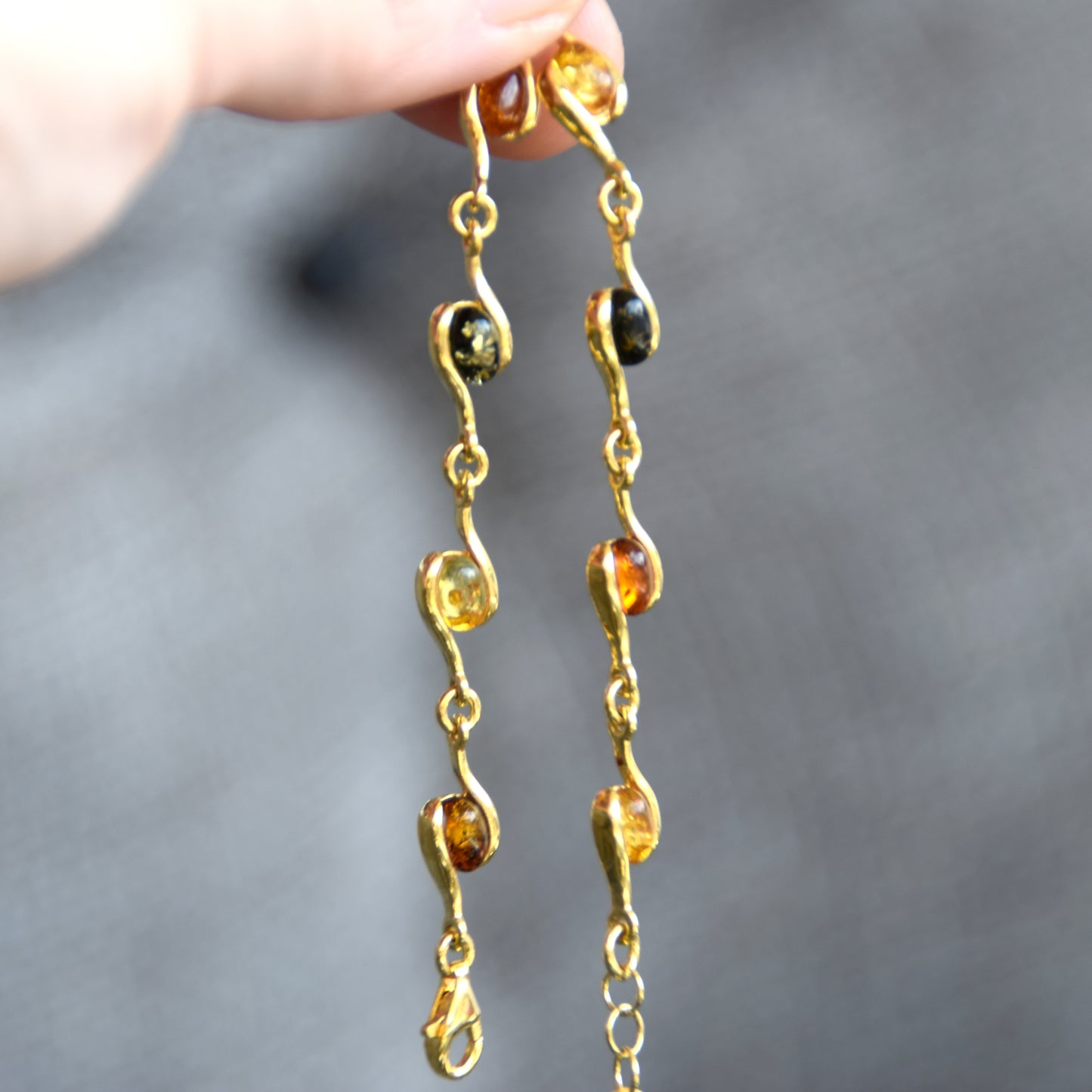 Bracciale lineare con Ambra naturale di varie tonalità e argento 925 placcato in Oro 18k, MJ Baltica, BZB078