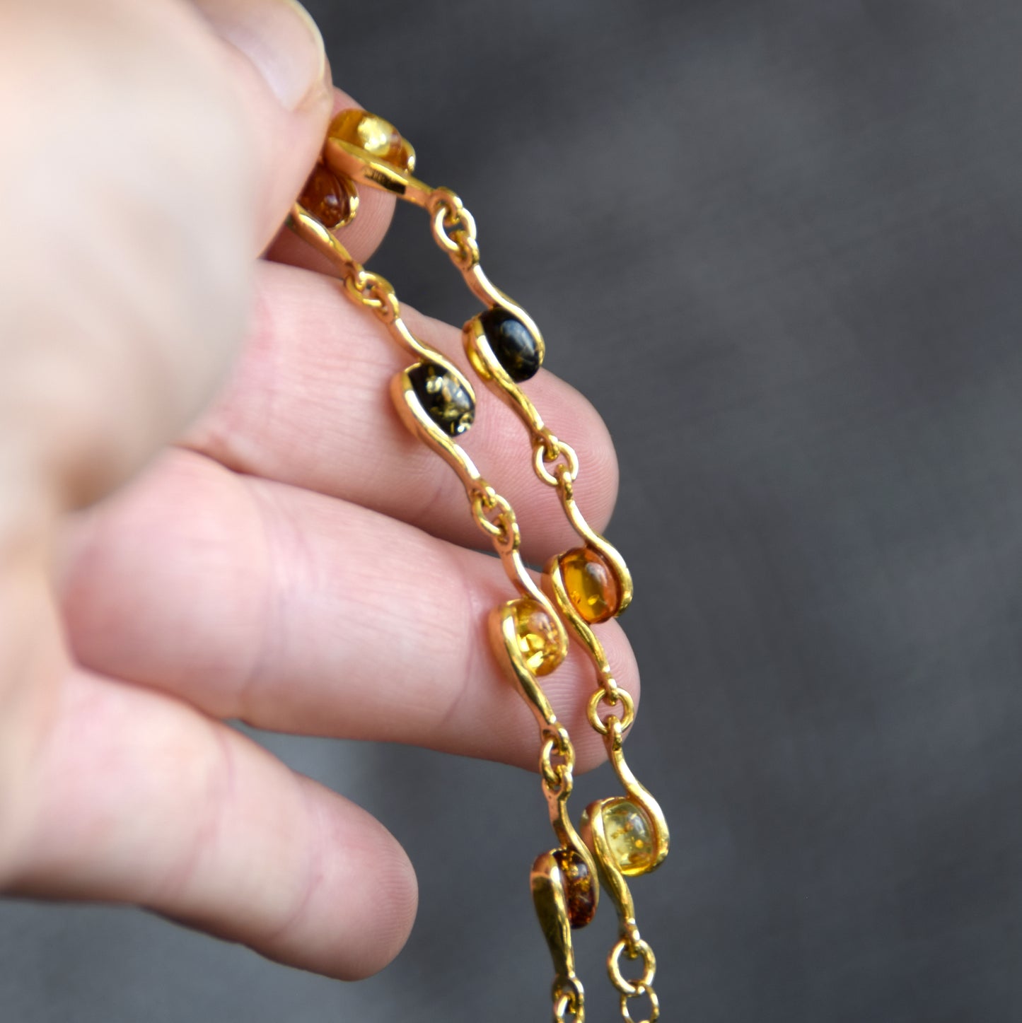 Bracciale lineare con Ambra naturale di varie tonalità e argento 925 placcato in Oro 18k, MJ Baltica, BZB078