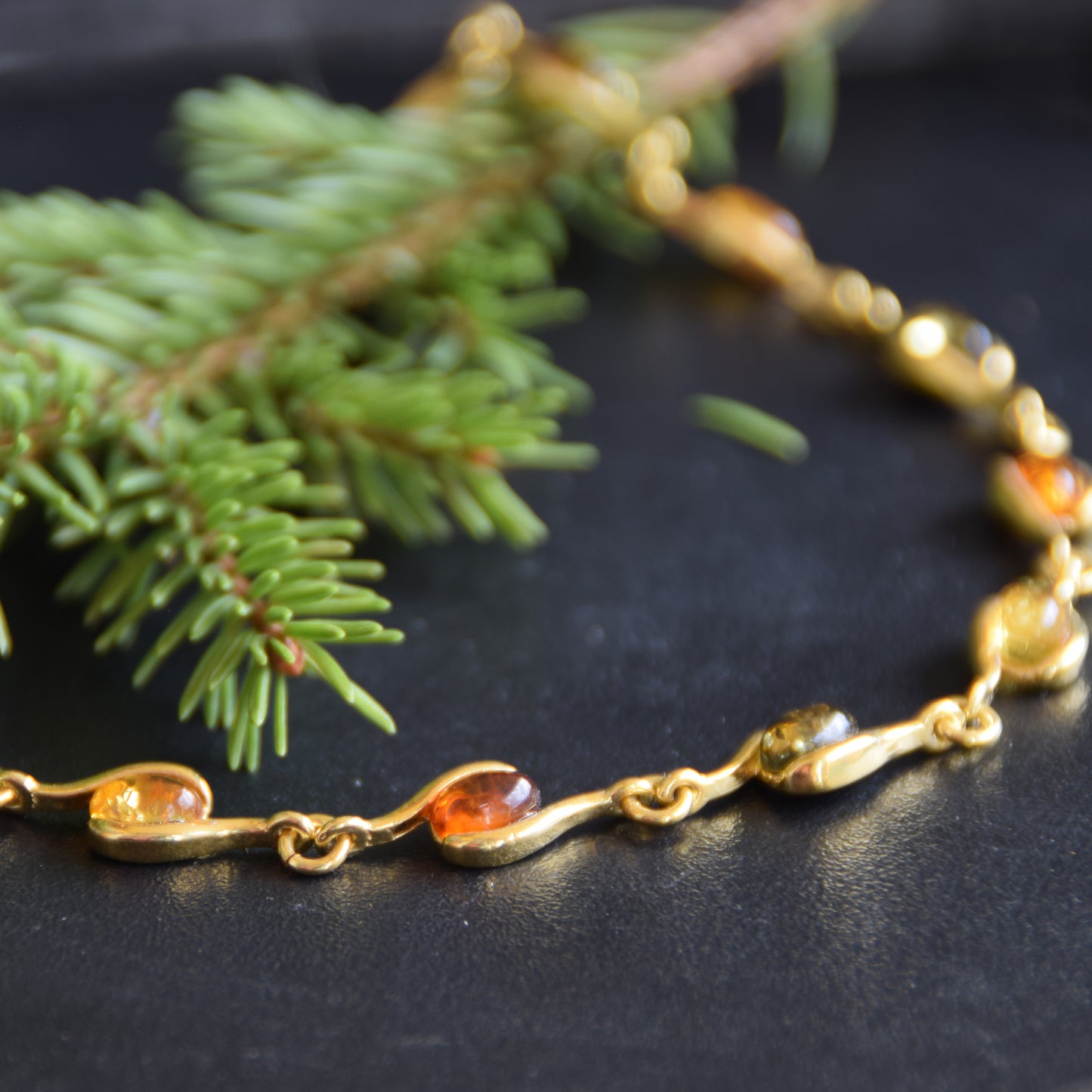 Bracciale lineare con Ambra naturale di varie tonalità e argento 925 placcato in Oro 18k, MJ Baltica, BZB078
