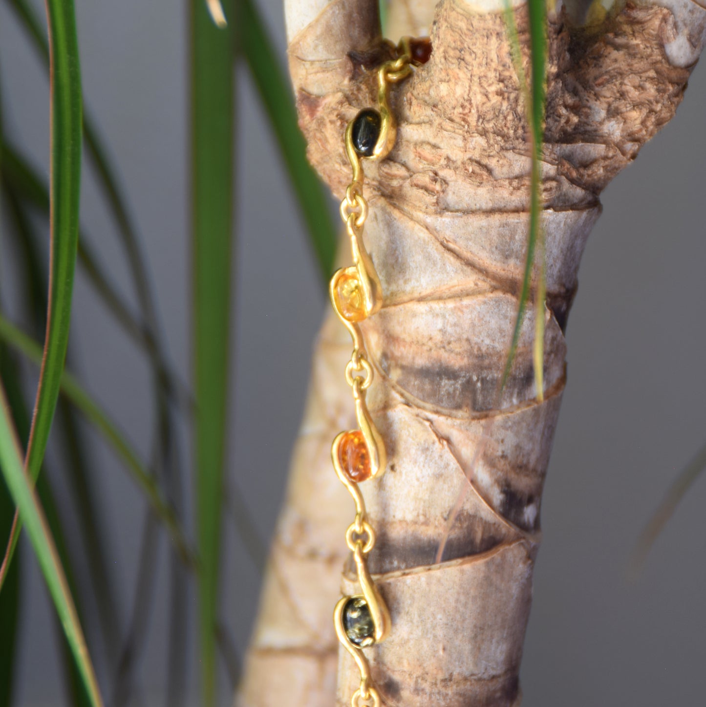 Bracciale lineare con Ambra naturale di varie tonalità e argento 925 placcato in Oro 18k, MJ Baltica, BZB078