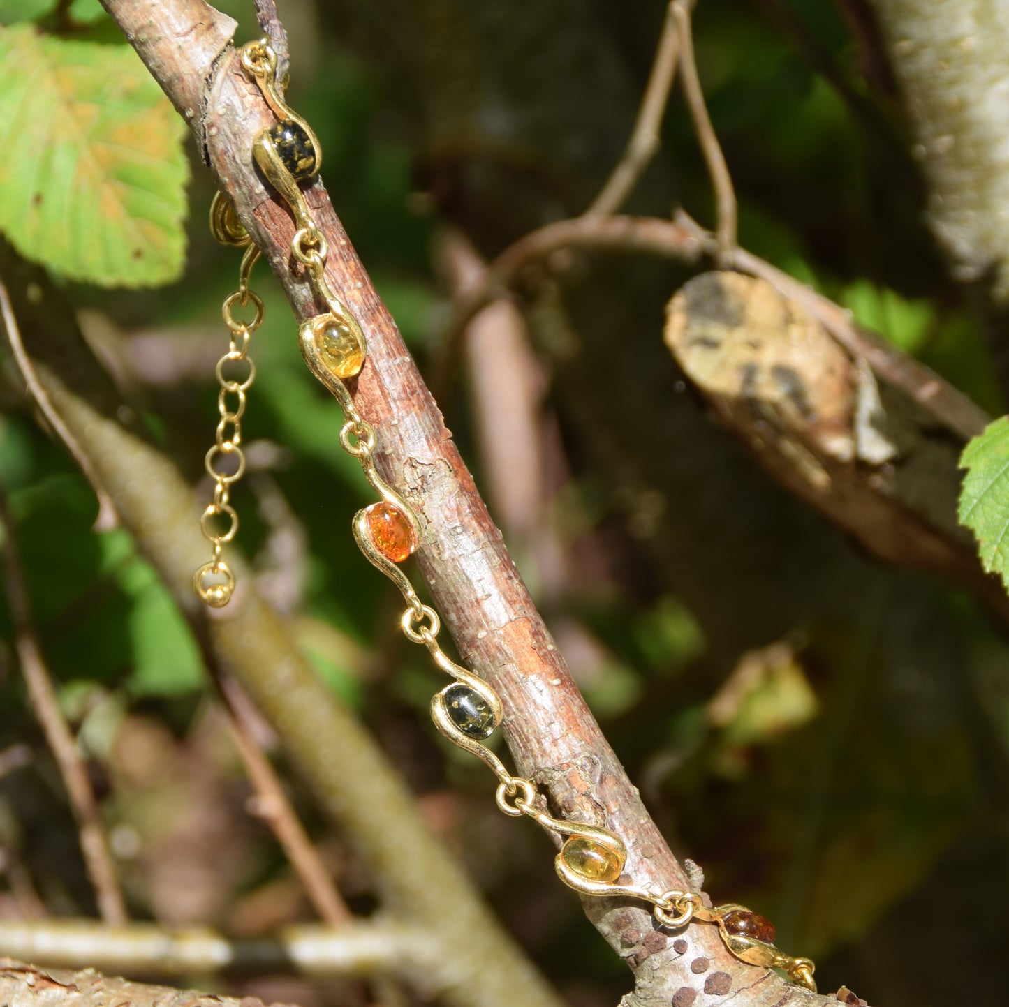 Bracciale lineare con Ambra naturale di varie tonalità e argento 925 placcato in Oro 18k, MJ Baltica, BZB078