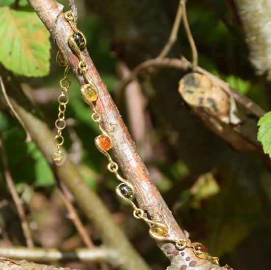 Bracciale lineare con Ambra naturale di varie tonalità e argento 925 placcato in Oro 18k, MJ Baltica, BZB078
