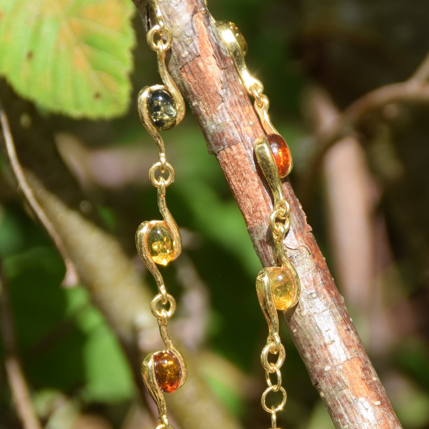 Bracciale lineare con Ambra naturale di varie tonalità e argento 925 placcato in Oro 18k, MJ Baltica, BZB078
