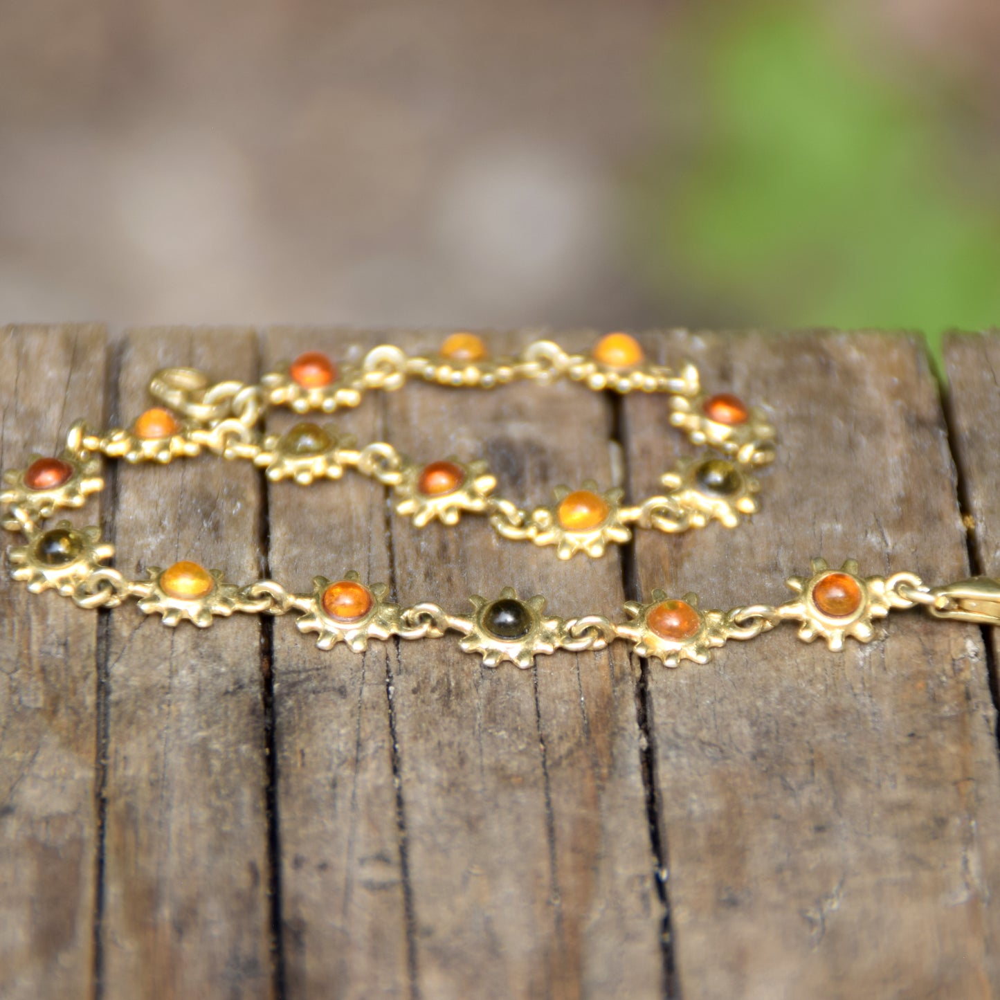 Luminoso bracciale con fiorellini creato in Ambra naturale color cognac e Argento 925 placcato in Oro 18k, MJ Baltica, BZB079
