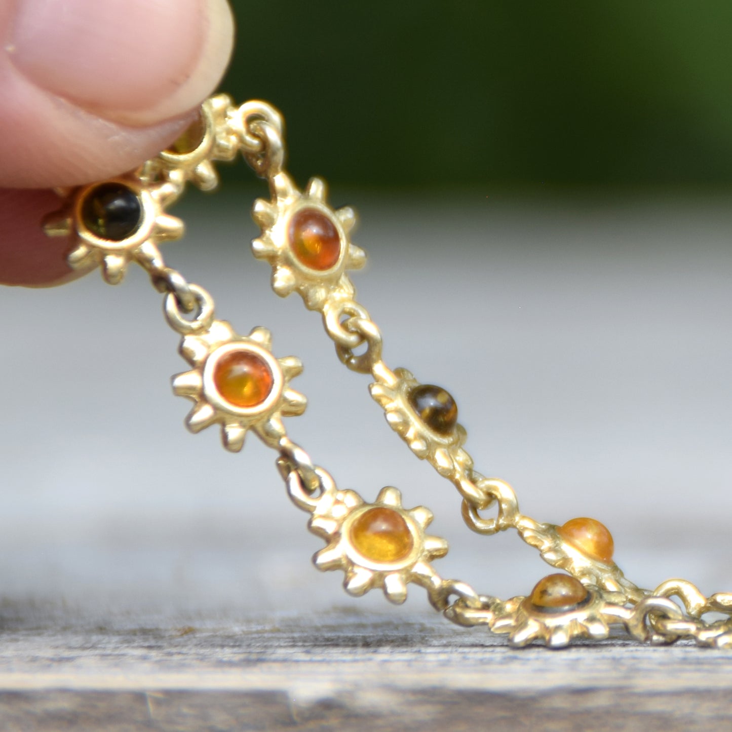Luminoso bracciale con fiorellini creato in Ambra naturale color cognac e Argento 925 placcato in Oro 18k, MJ Baltica, BZB079