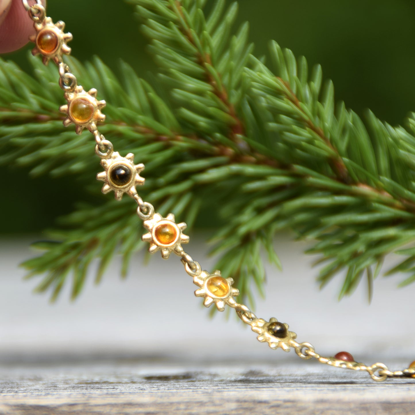 Luminoso bracciale con fiorellini creato in Ambra naturale color cognac e Argento 925 placcato in Oro 18k, MJ Baltica, BZB079