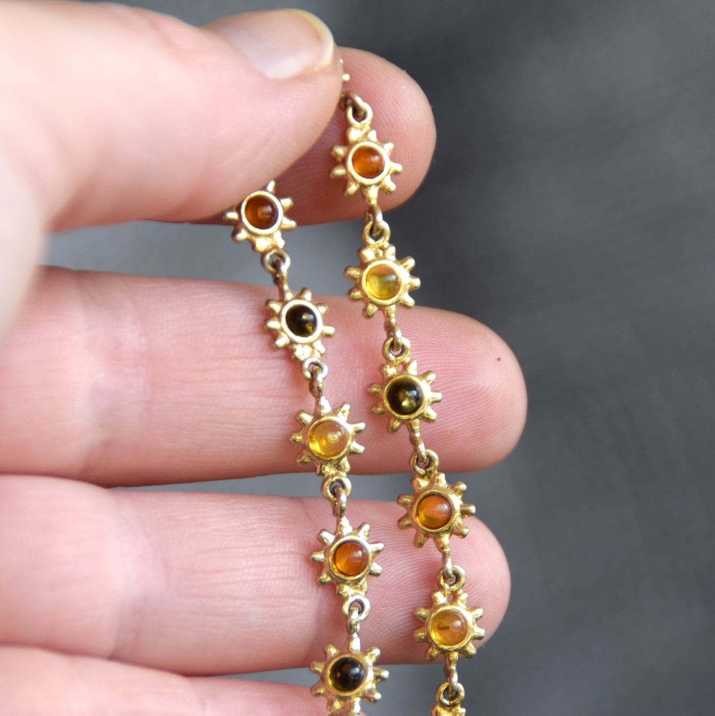 Luminoso bracciale con fiorellini creato in Ambra naturale color cognac e Argento 925 placcato in Oro 18k, MJ Baltica, BZB079