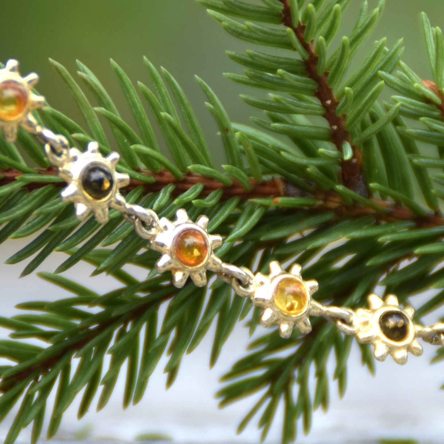 Luminoso bracciale con fiorellini creato in Ambra naturale color cognac e Argento 925 placcato in Oro 18k, MJ Baltica, BZB079