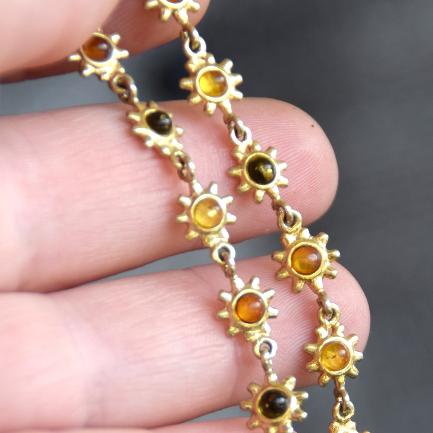 Luminoso bracciale con fiorellini creato in Ambra naturale color cognac e Argento 925 placcato in Oro 18k, MJ Baltica, BZB079