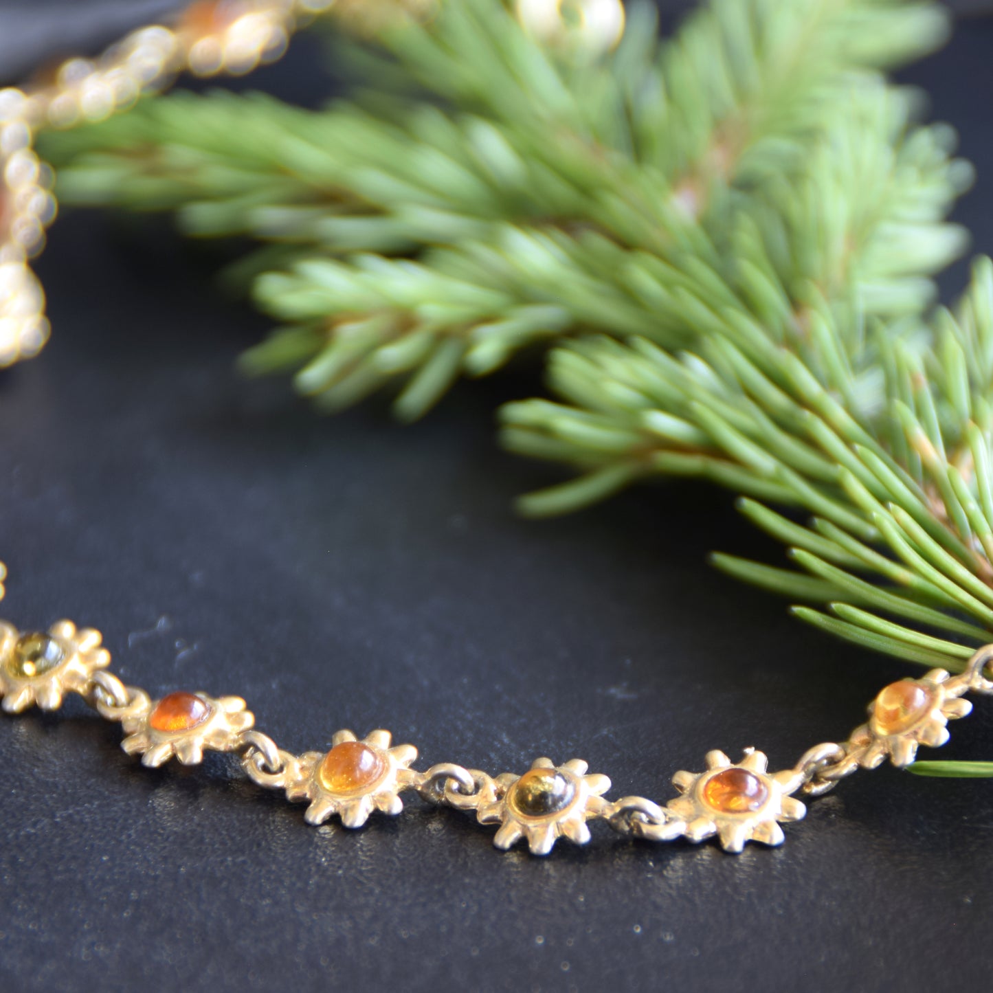 Luminoso bracciale con fiorellini creato in Ambra naturale color cognac e Argento 925 placcato in Oro 18k, MJ Baltica, BZB079