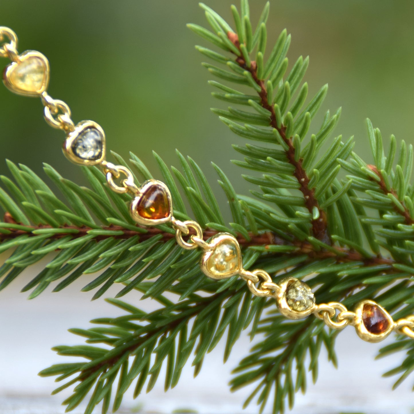 Romantico bracciale con la catena di cuori creato in Ambra naturale color cognac e Argento 925 placcato in Oro 18k, MJ Baltica, BZB080