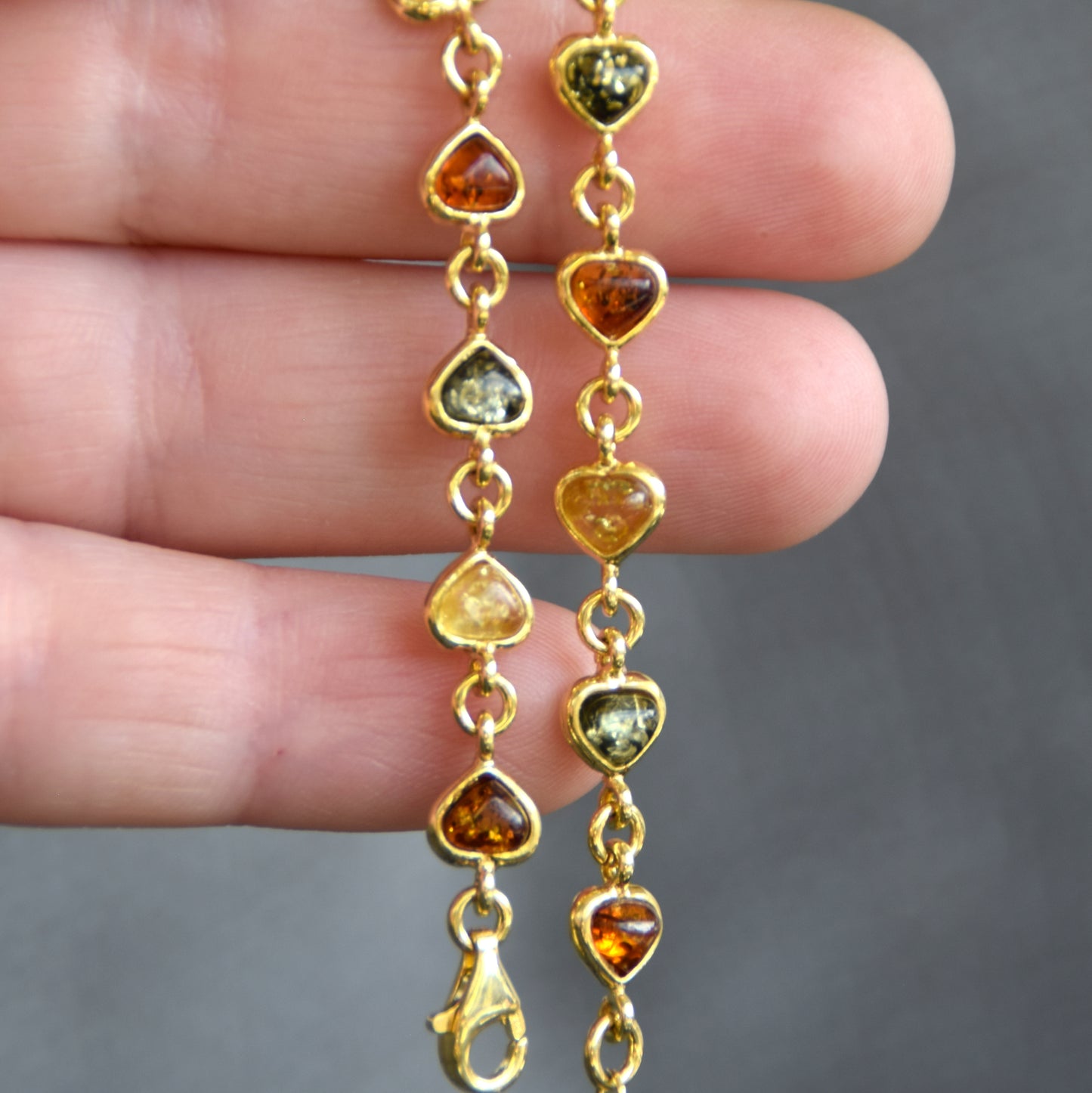 Romantico bracciale con la catena di cuori creato in Ambra naturale color cognac e Argento 925 placcato in Oro 18k, MJ Baltica, BZB080