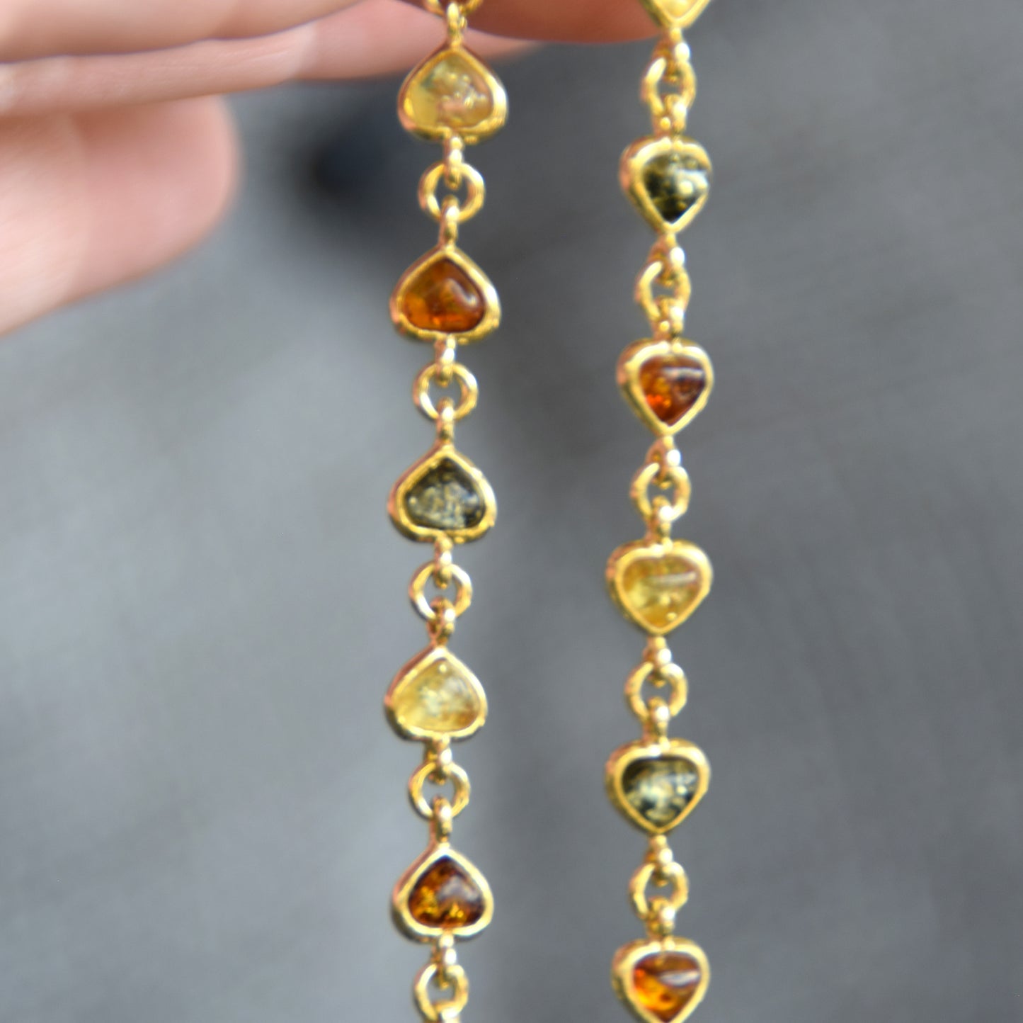 Romantico bracciale con la catena di cuori creato in Ambra naturale color cognac e Argento 925 placcato in Oro 18k, MJ Baltica, BZB080