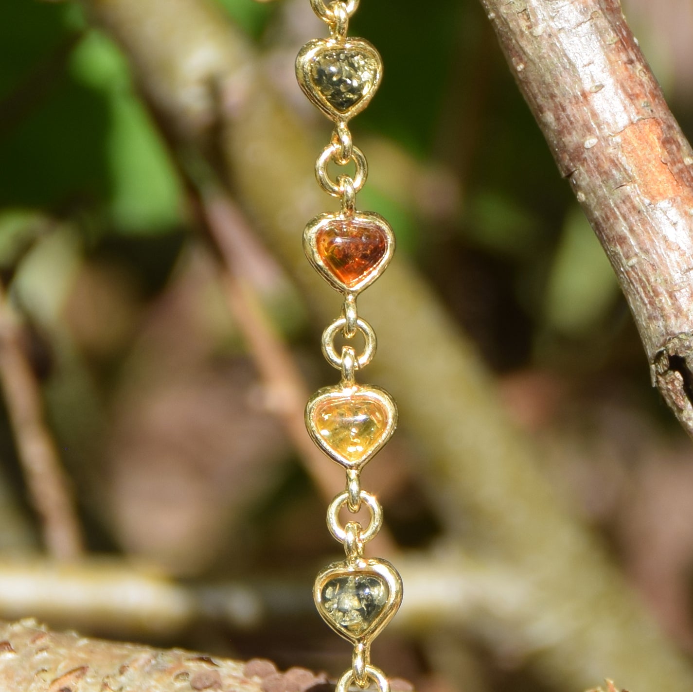Romantico bracciale con la catena di cuori creato in Ambra naturale color cognac e Argento 925 placcato in Oro 18k, MJ Baltica, BZB080